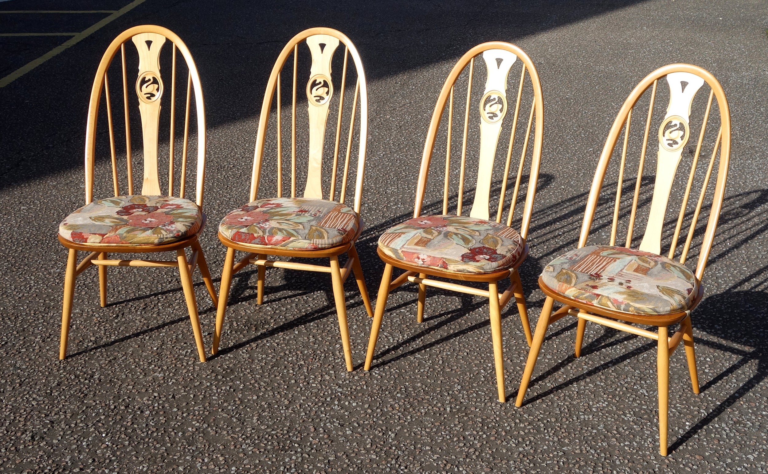 Ercol set of 4 Swan back Windsor dining chairs, with upholstered cushion attached by strap and