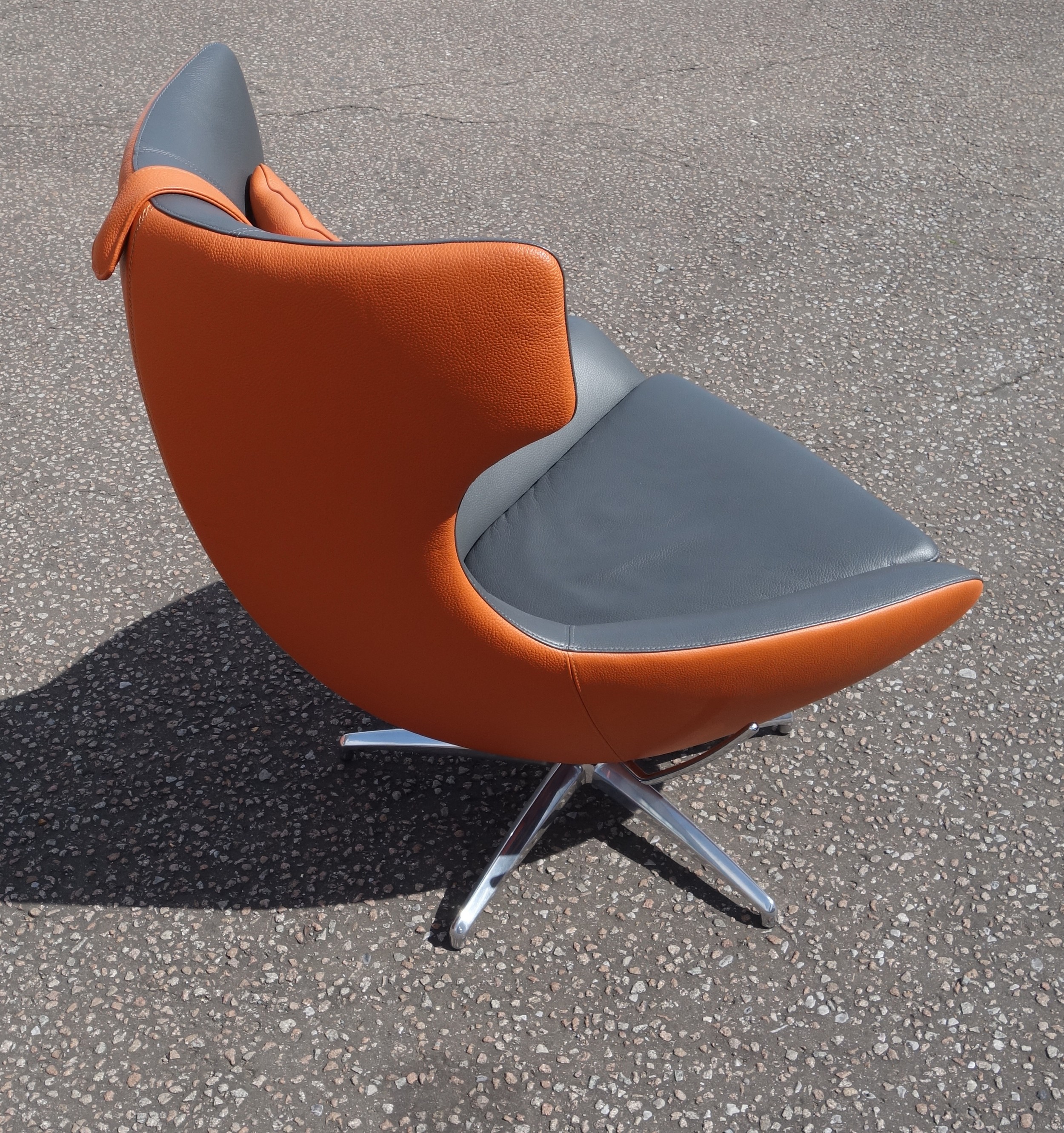 Leolux Caruzzo swivel armchair, designed by Hans Schrofer, launched 2015, custom made with orange - Image 2 of 6