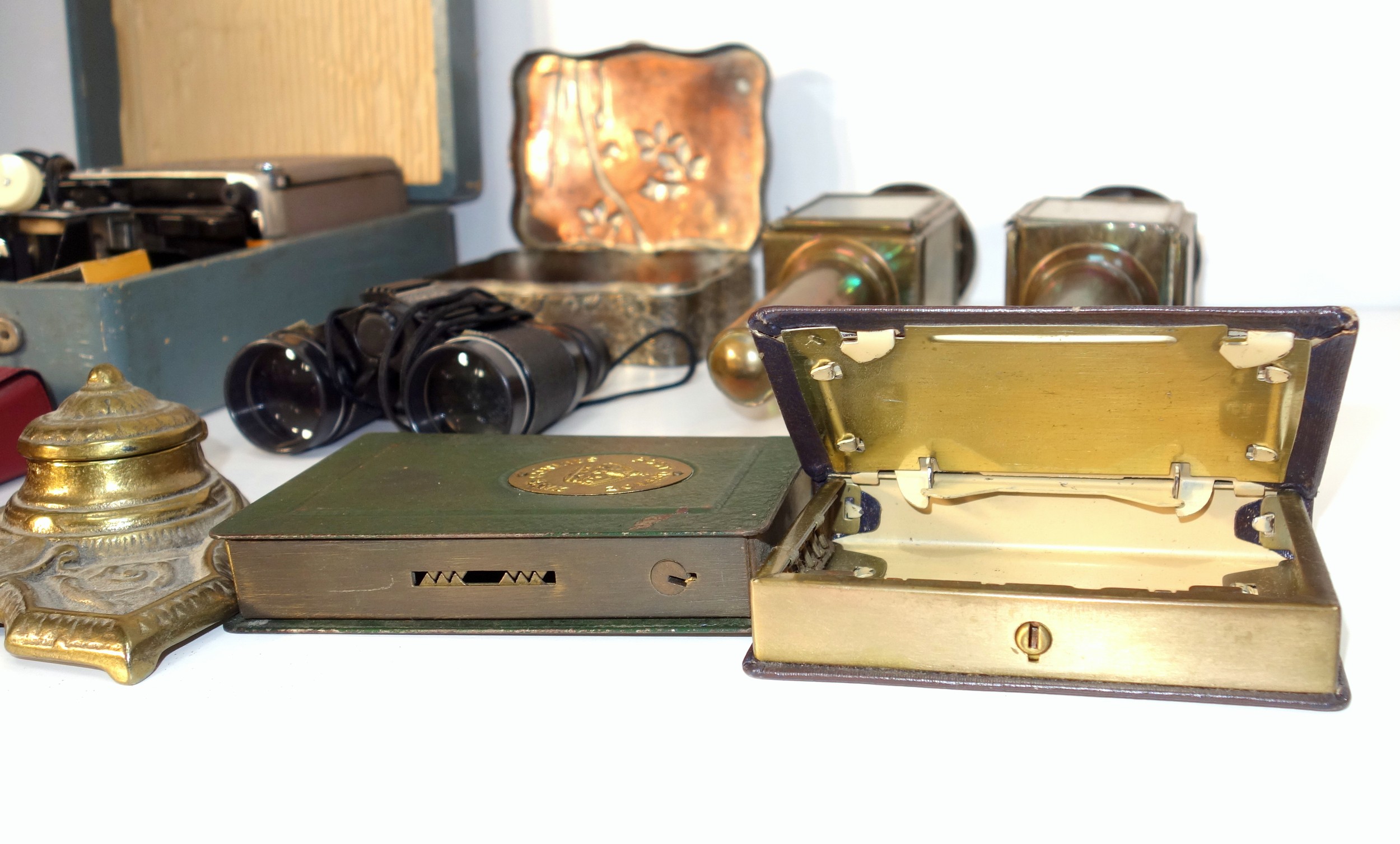 Stereoscope viewer with 3 slides, miniature Singer Sewing machine, Minolta Mini Slide Projector Kit, - Image 6 of 11