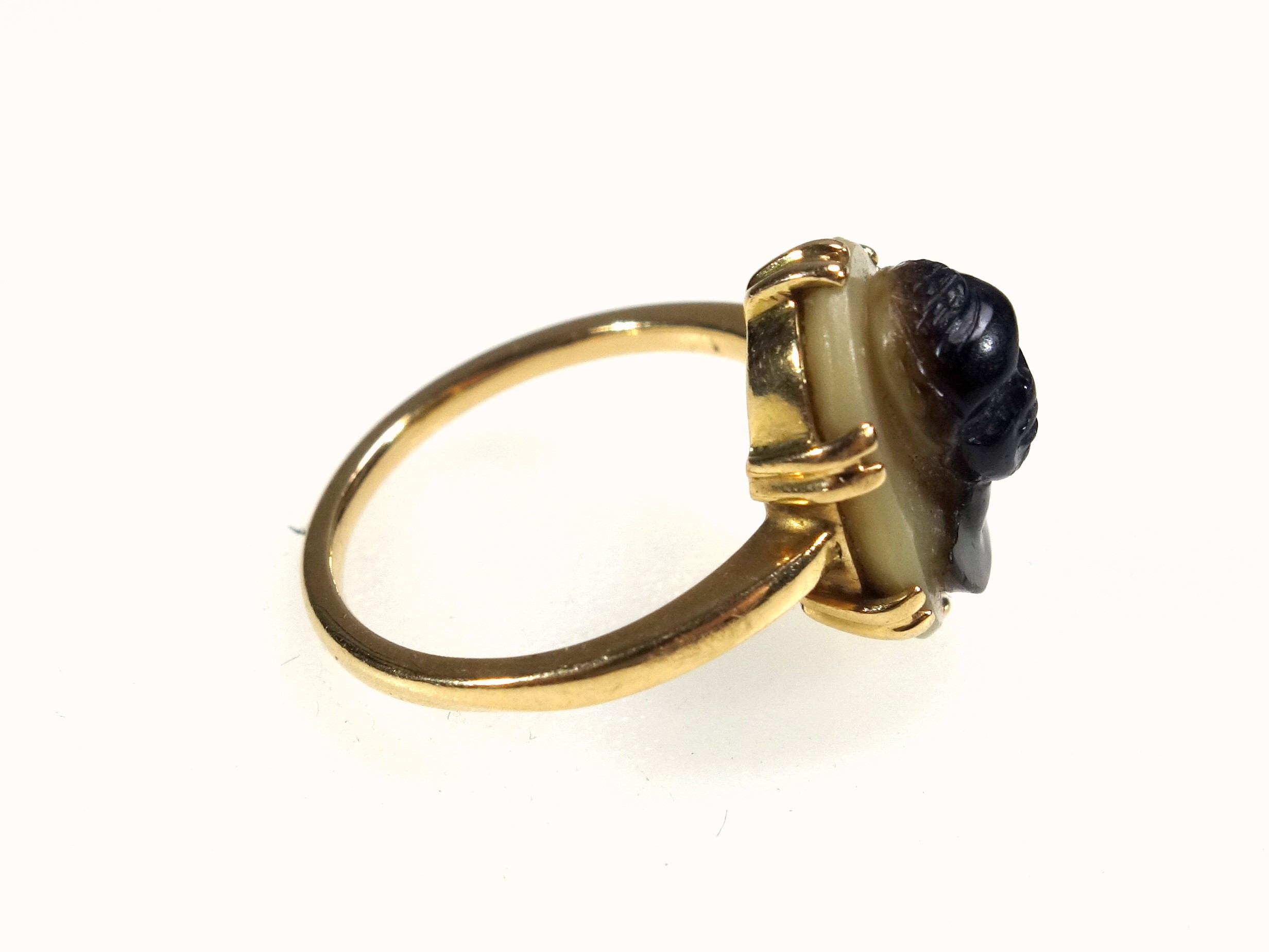 (Amended description) Blackamoor cameo ring, Foreign yellow metal ring set emerald flanked by 2 diam - Bild 3 aus 8