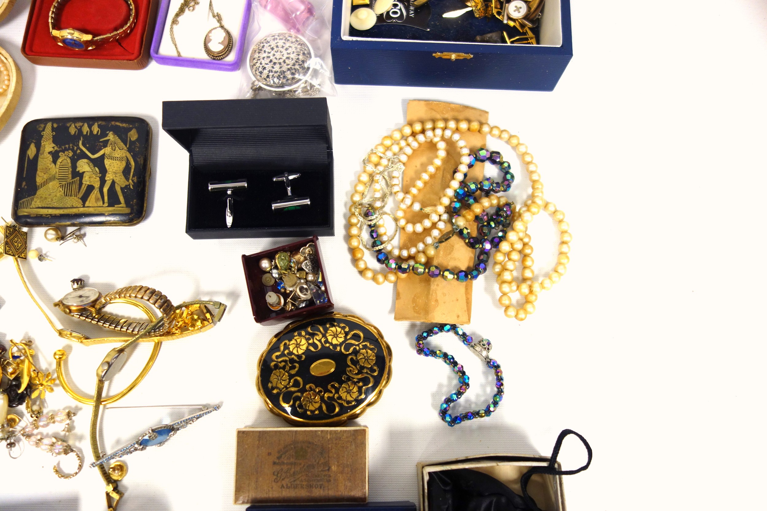 A good quantity of costume jewellery, watches, necklaces, bracelets, rings etc. - Image 3 of 5