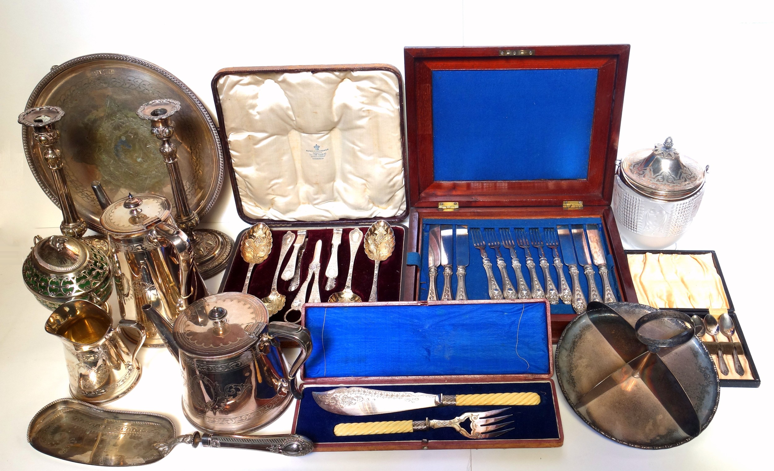 Set of 12 silver plated dessert forks and 12 knives, in a fitted mahogany case with vacant shield - Image 4 of 4