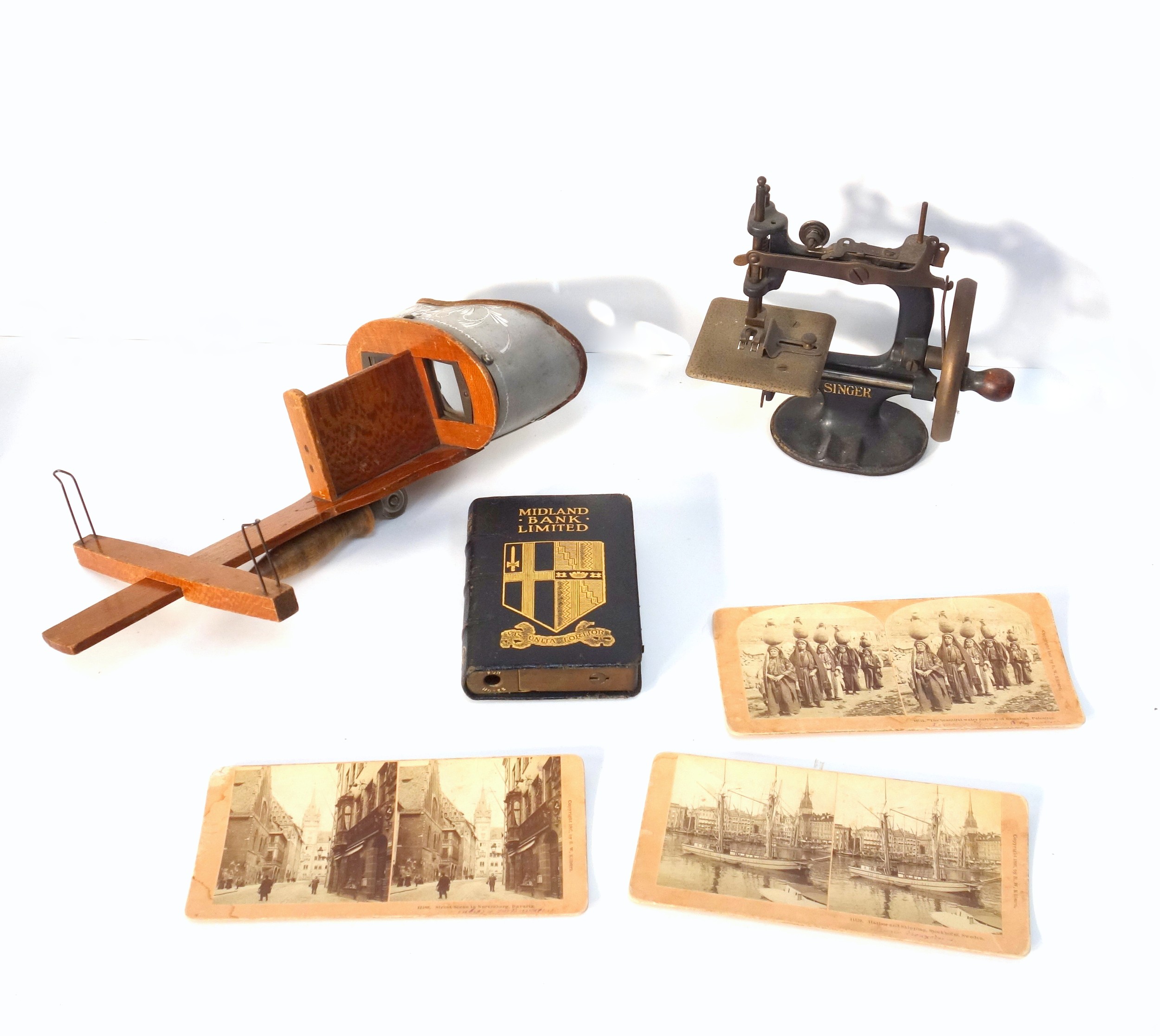 Stereoscope viewer with 3 slides, miniature Singer Sewing machine, Minolta Mini Slide Projector Kit, - Image 10 of 11