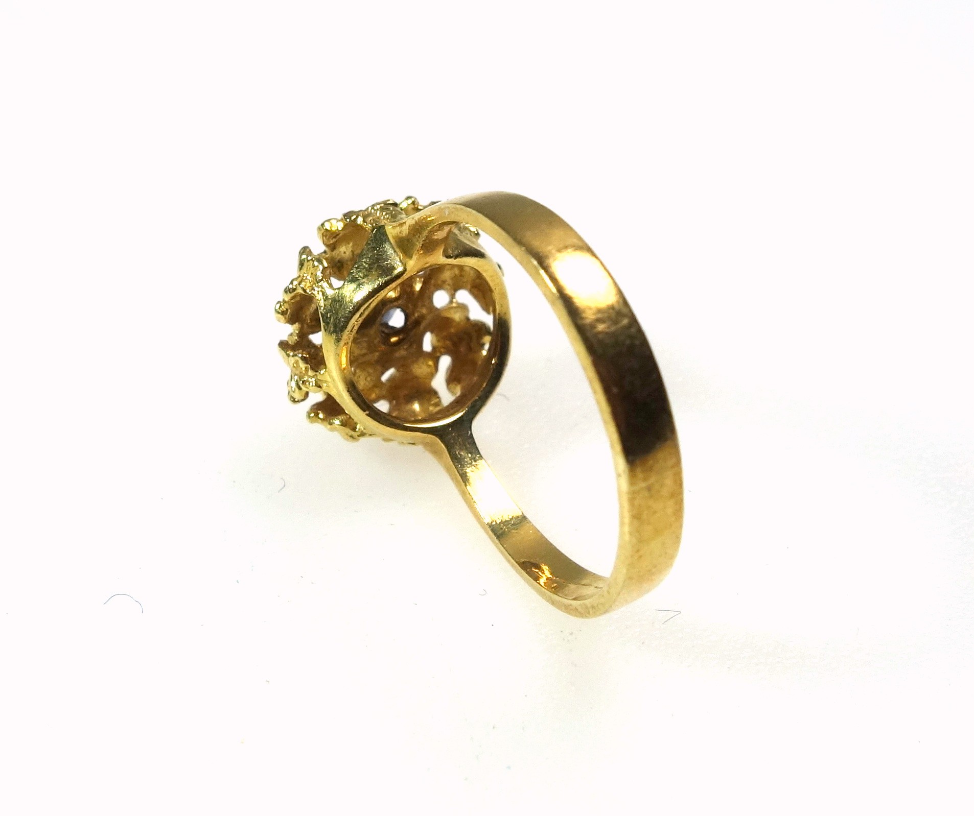 Foreign yellow metal ring with a sapphire in a floral setting, stamped 18k, 5grs, cased. (2) - Image 5 of 5