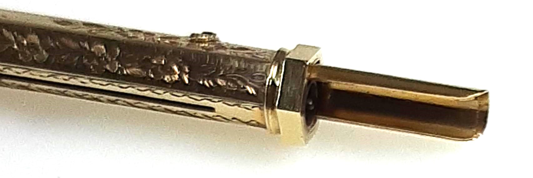 Victorian yellow metal octagonal combined pen and pencil with engraved floral decoration and - Image 5 of 5