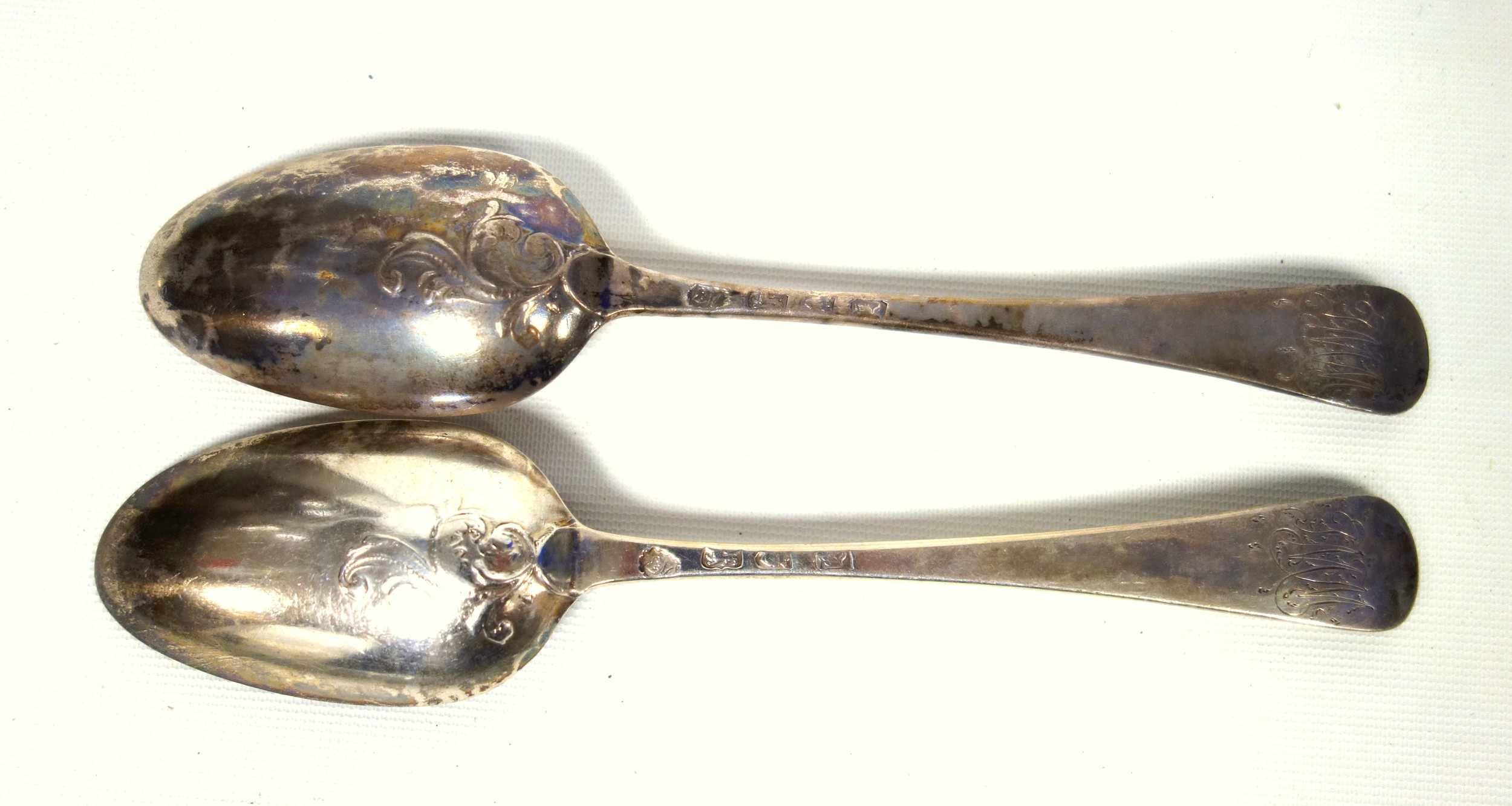 Pair of Early George III Hanoverian Pattern silver picture back table spoons, initialled "M T E", - Image 4 of 5