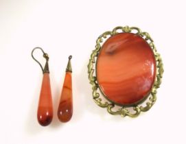 Victorian pinchbeck and agate oval brooch with an openwork scrolling floral border, 6.4 x 5cm, and a