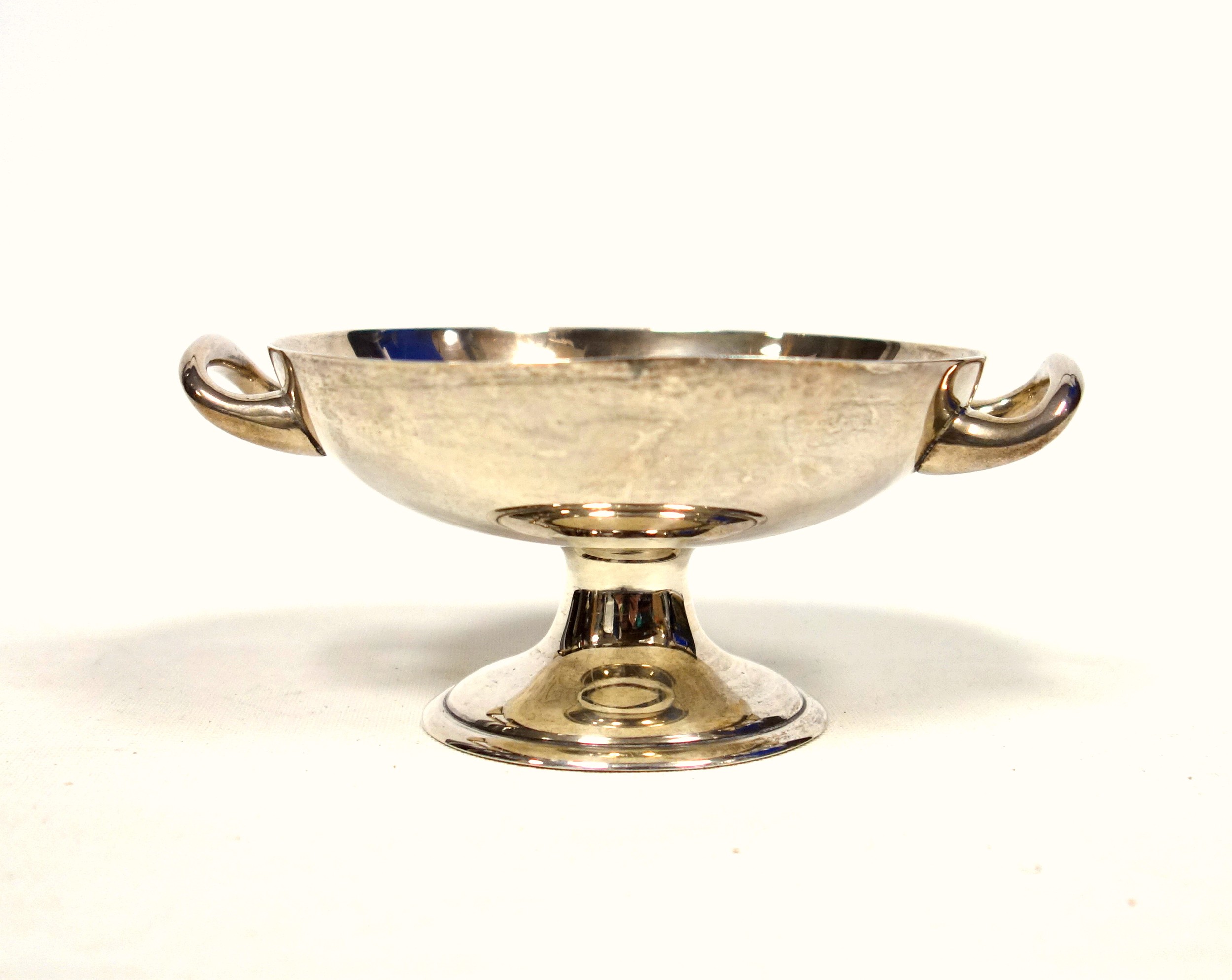 George V silver circular sweetmeat dish with 2 loop handles, on a pedestal foot, by William Hutton & - Image 2 of 4