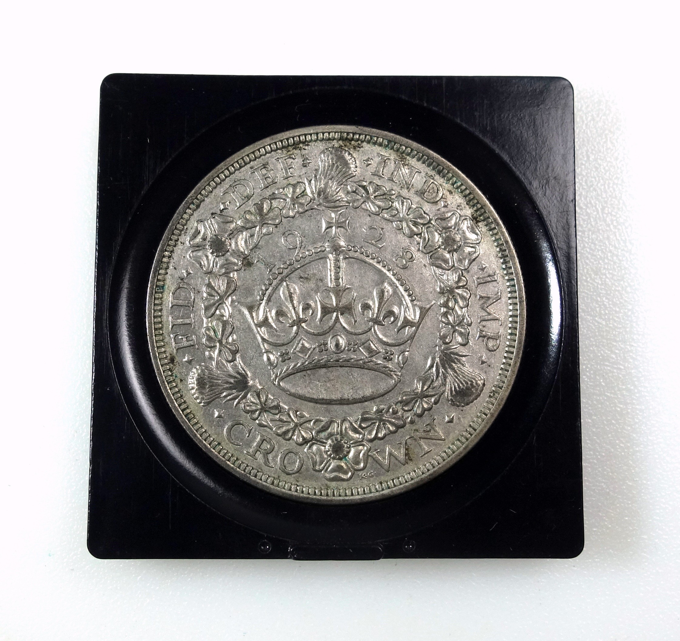 George V crowns 1928, nef is (slight marks), 1935, ef, and a 3d, 1915, poor (3) - Image 2 of 5