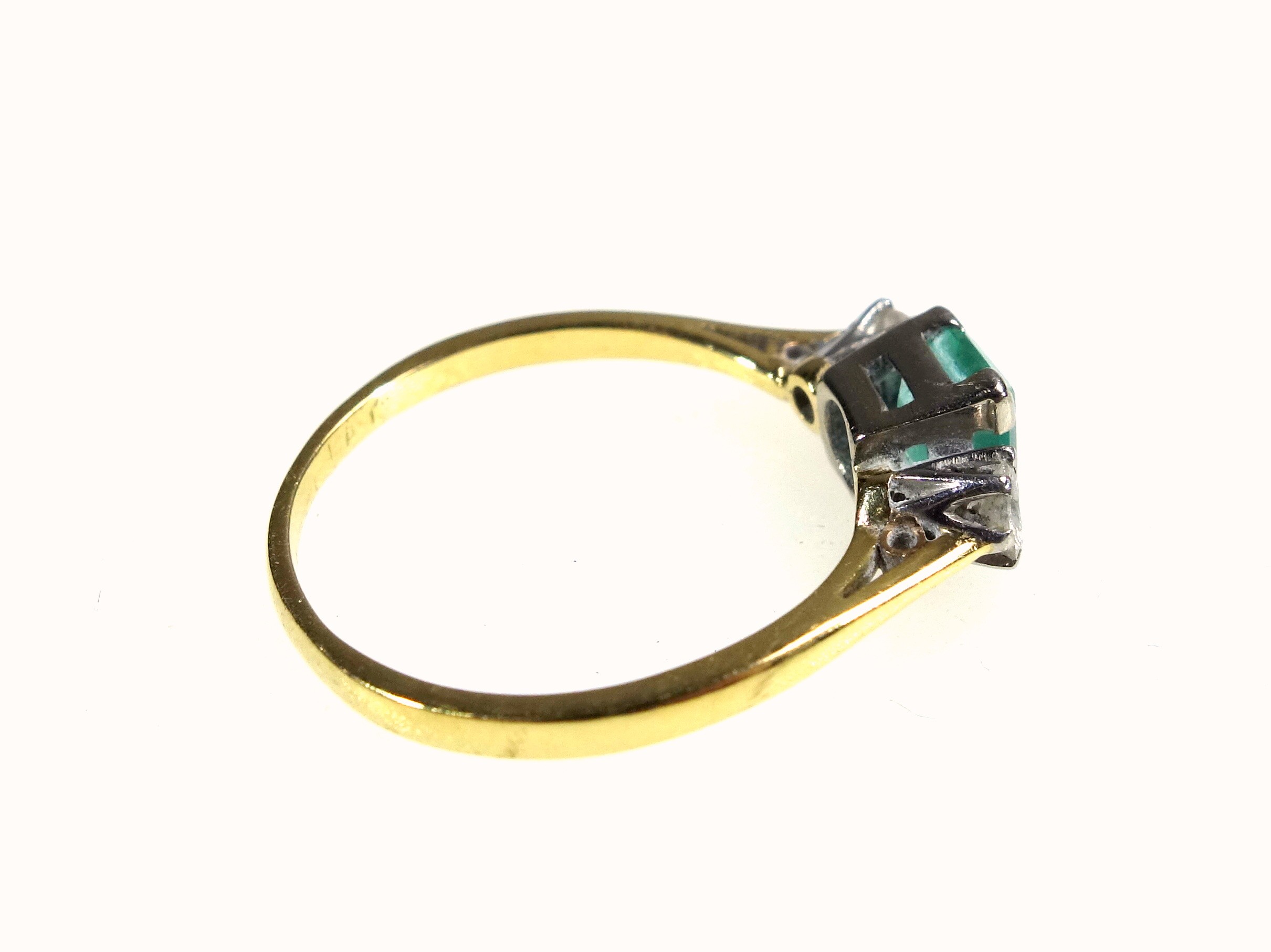 (Amended description) Blackamoor cameo ring, Foreign yellow metal ring set emerald flanked by 2 diam - Image 6 of 8