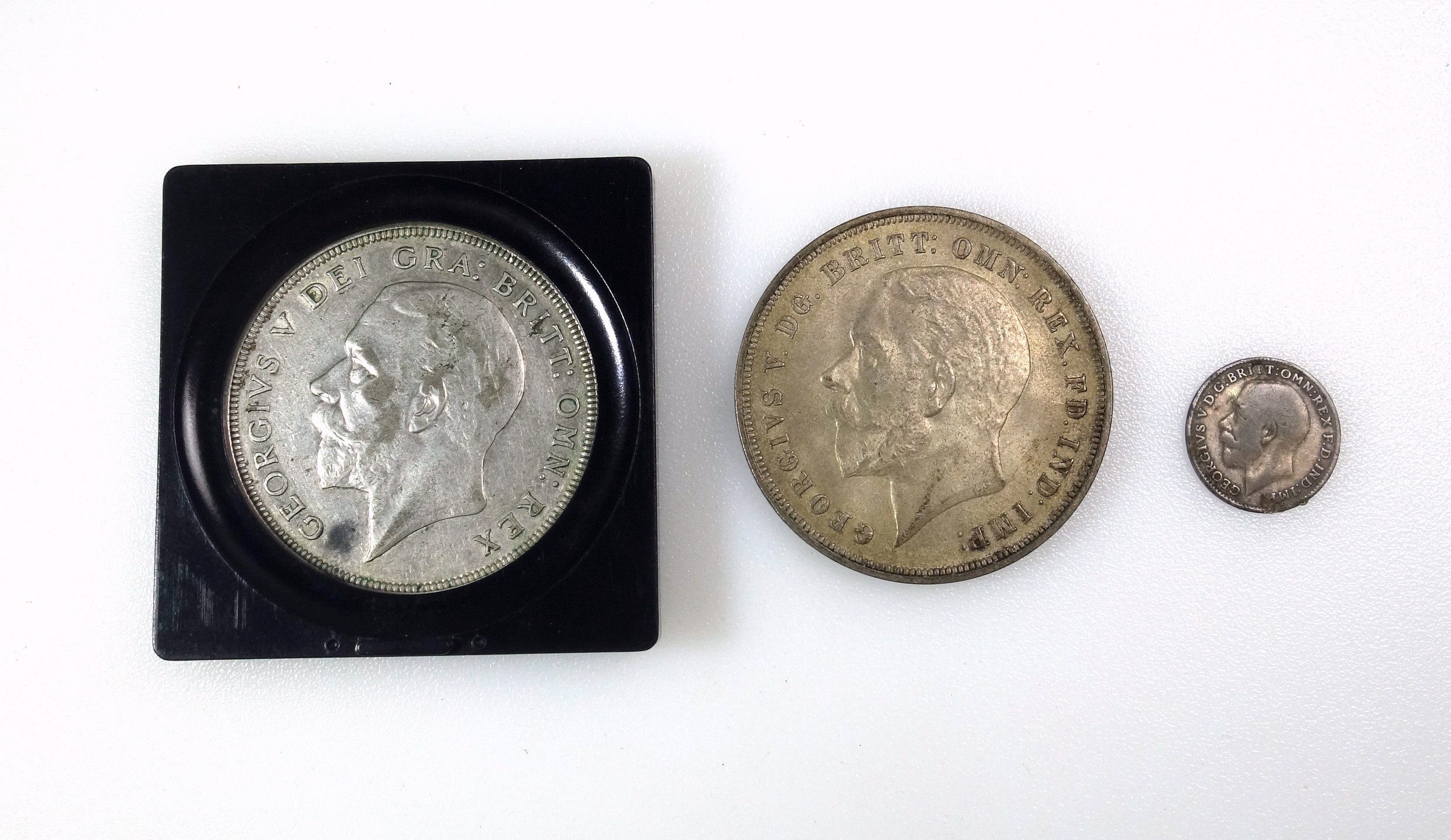 George V crowns 1928, nef is (slight marks), 1935, ef, and a 3d, 1915, poor (3) - Image 3 of 5