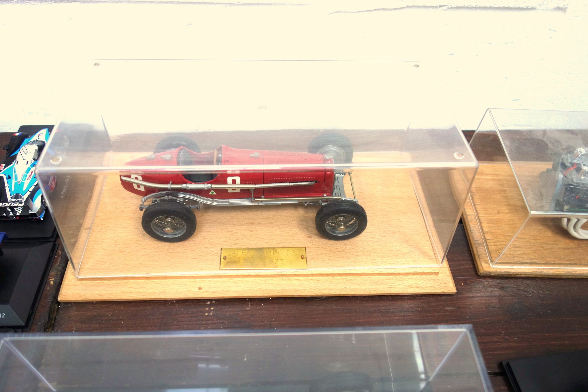 Diecast model of an Alfa Romeo P3, W.19cm, in a wood and perspex case; 2 Ferrari race cars and a - Image 4 of 7