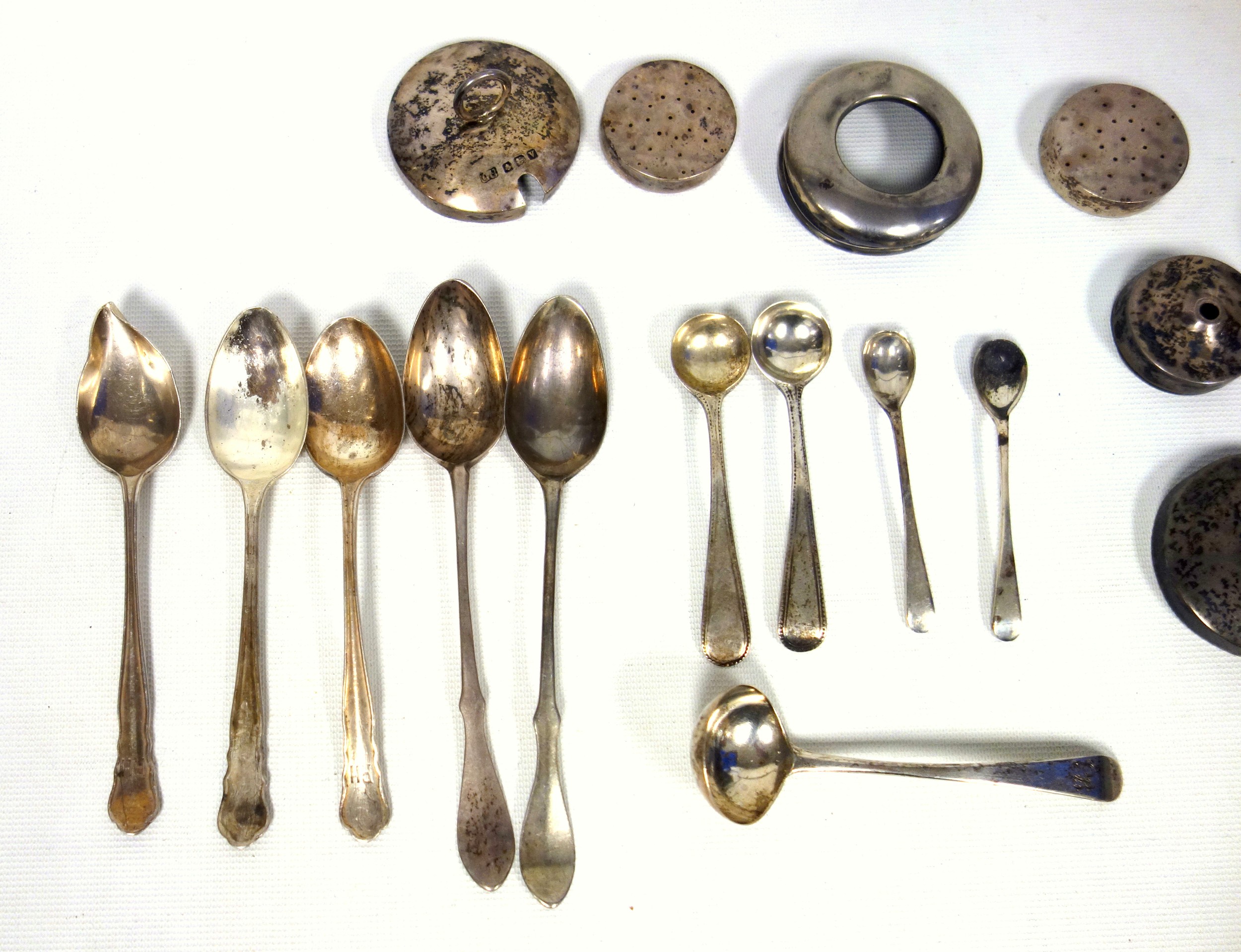5 silver salt spoons, 5 coffee spoons, napkin ring, 5 condiment covers and a hair tidy cover, 158g - Image 2 of 3