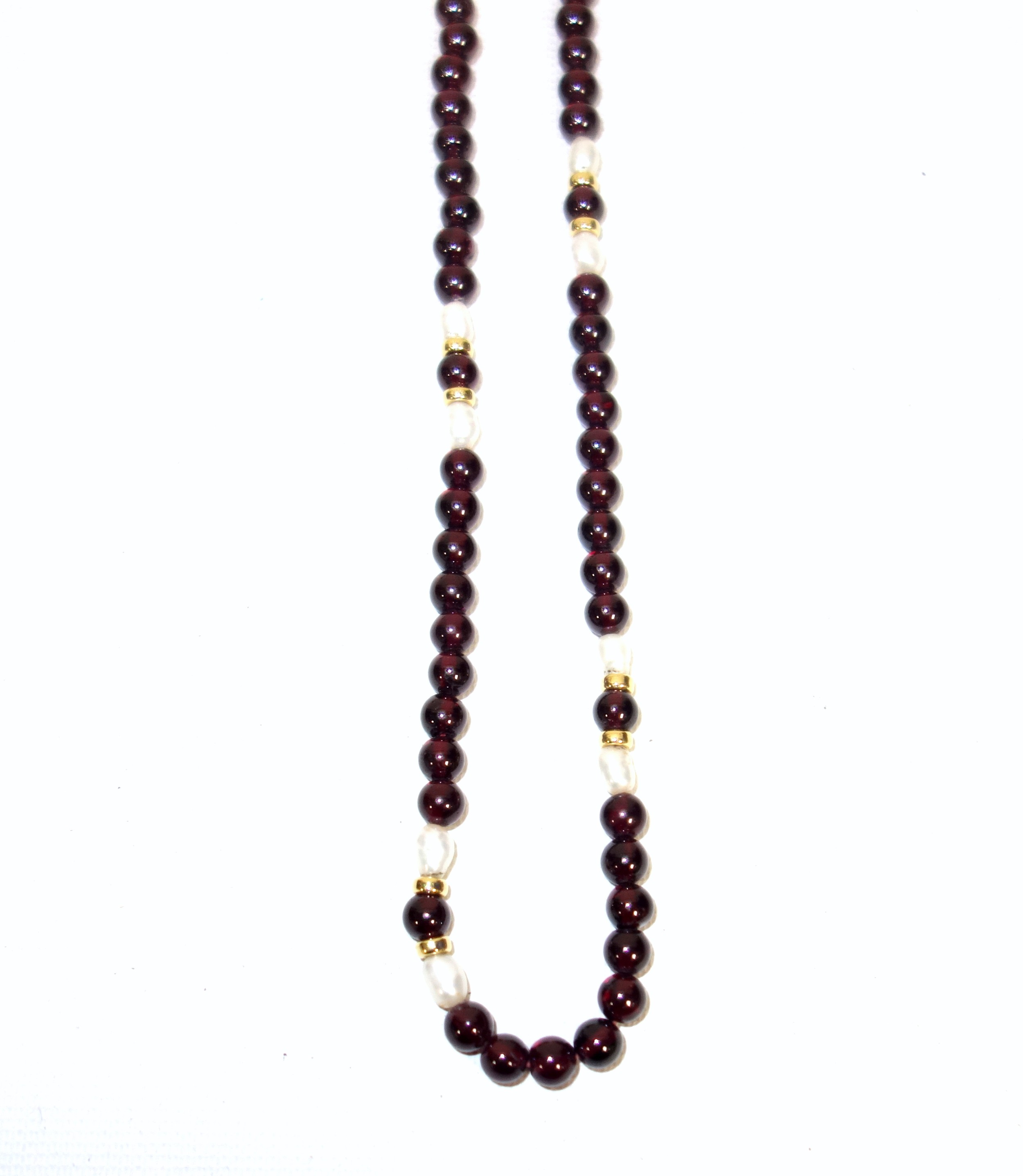 Purple and mother-of-pearl bead necklace with a clasp stamped "750", L.61cm, cased; Eastern - Image 3 of 5