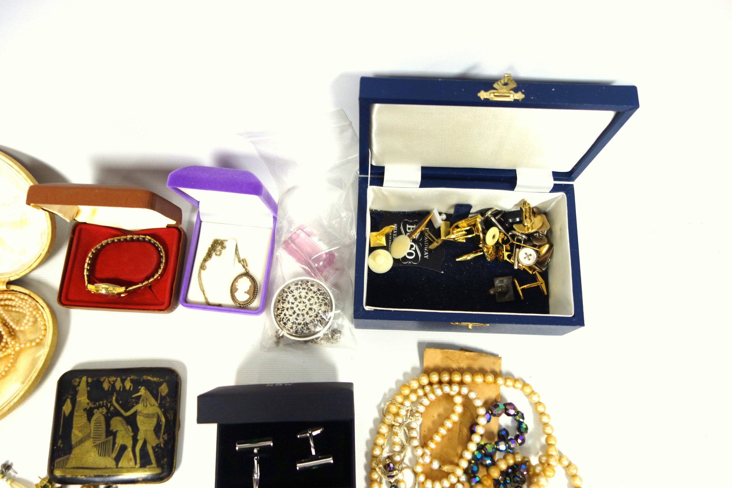 A good quantity of costume jewellery, watches, necklaces, bracelets, rings etc. - Image 4 of 5