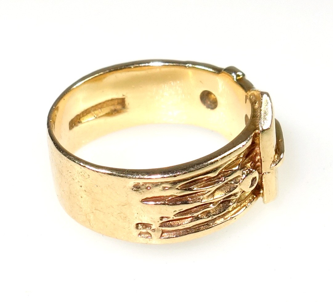 9ct gold buckle ring, size T, 7grams - Image 3 of 4