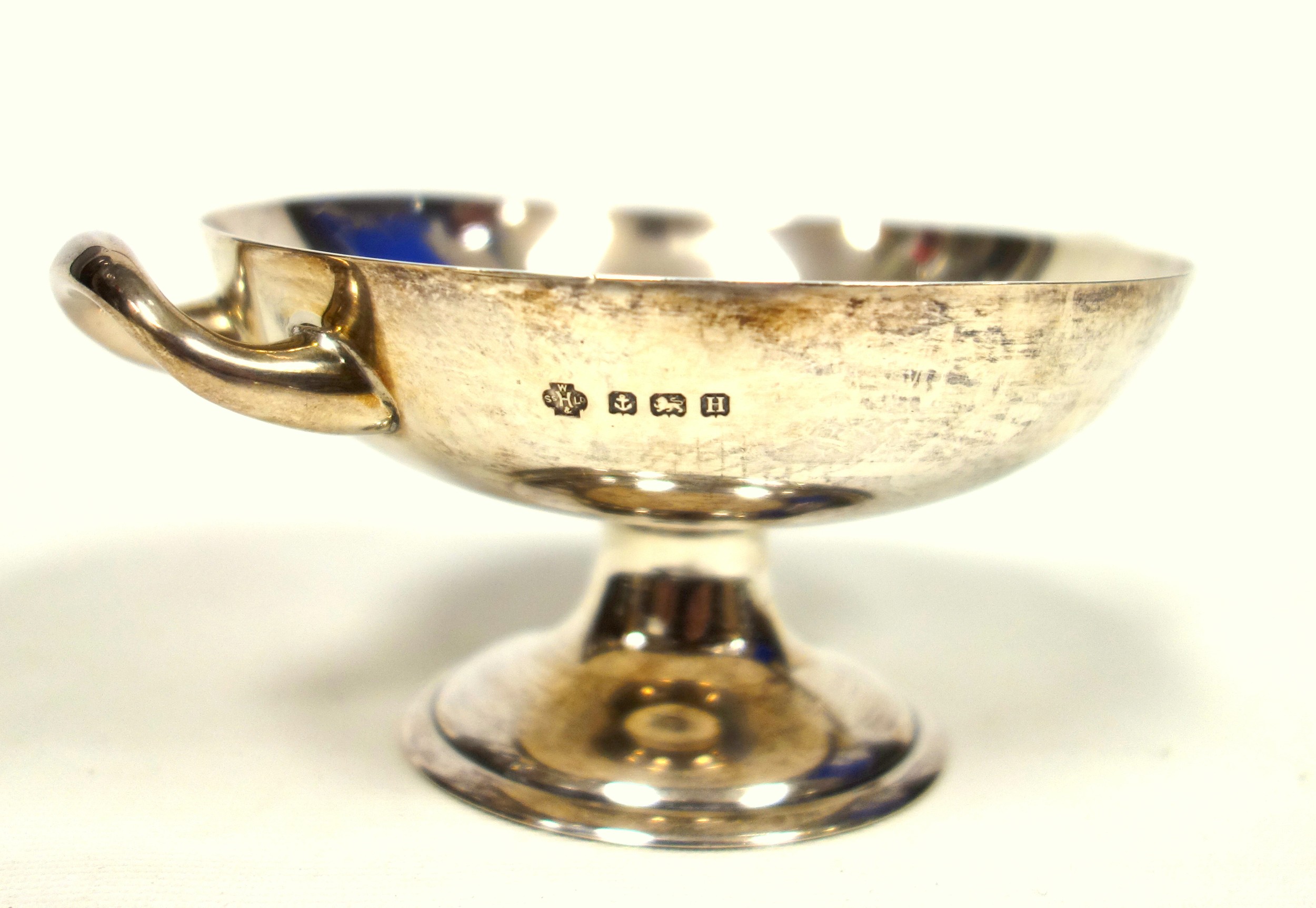 George V silver circular sweetmeat dish with 2 loop handles, on a pedestal foot, by William Hutton & - Image 4 of 4