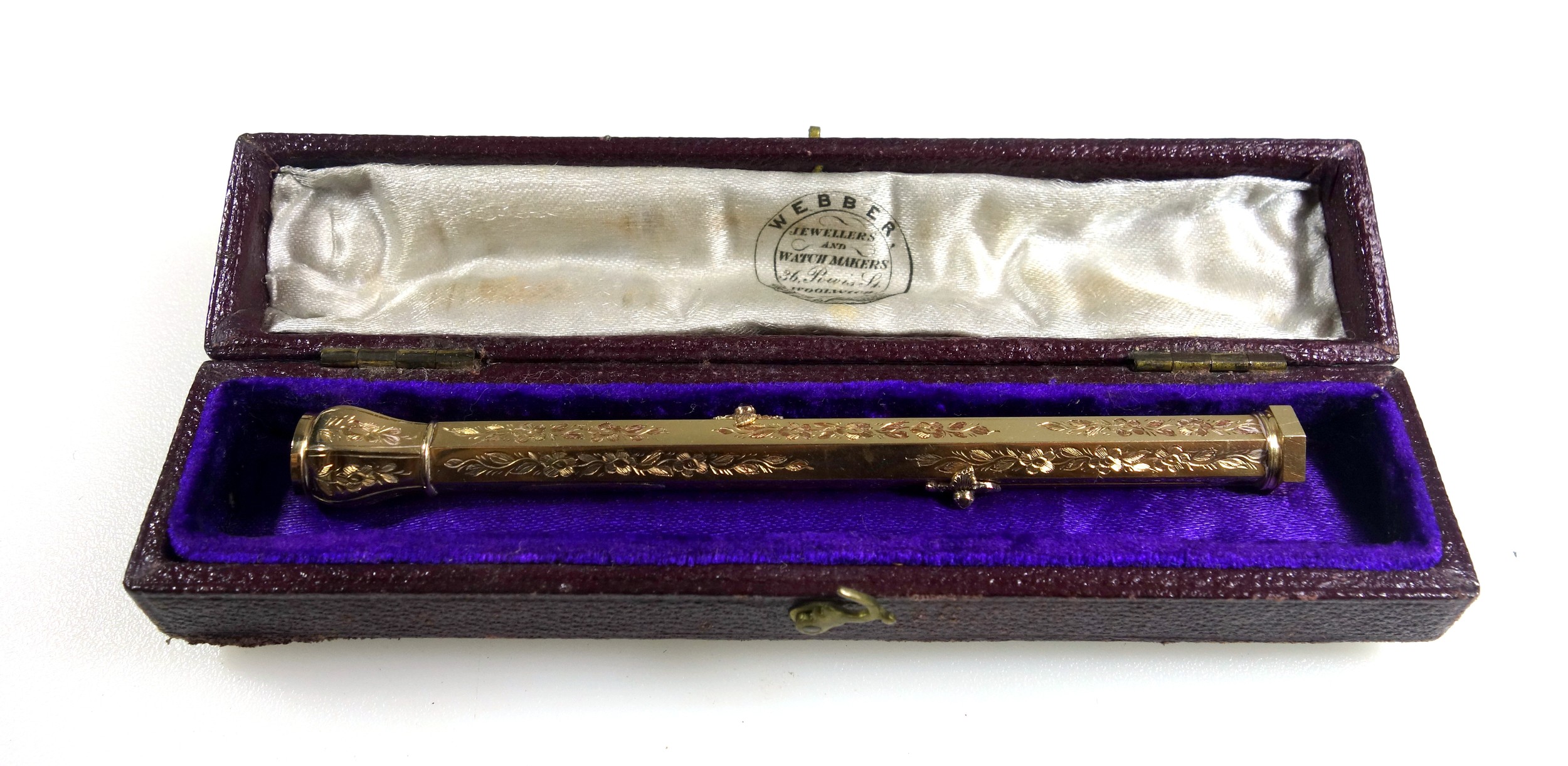 Victorian yellow metal octagonal combined pen and pencil with engraved floral decoration and - Image 2 of 5