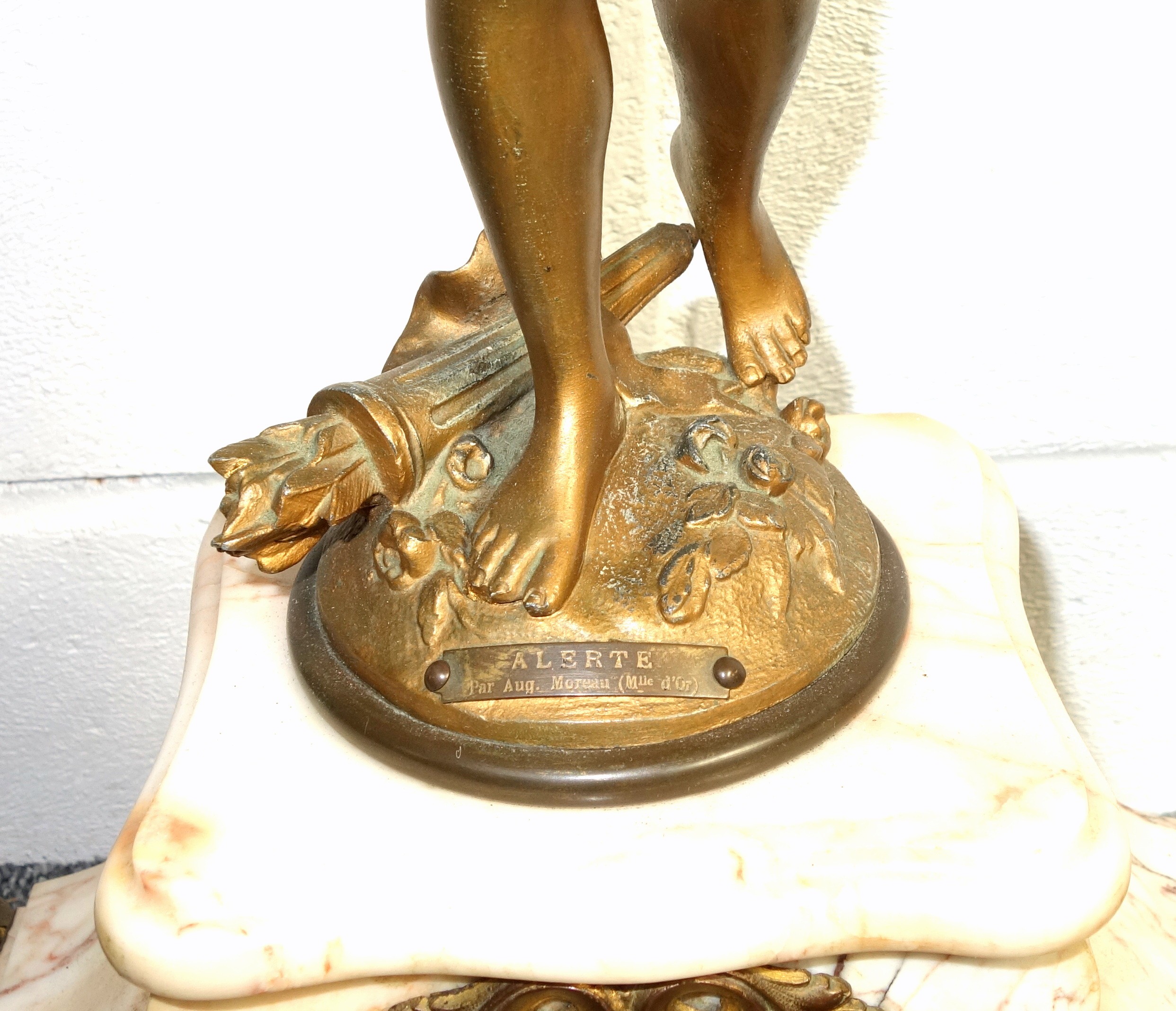 Early 20th Century French 3 piece garniture comprising a gilt spelter and marble mantel clock with - Image 3 of 9