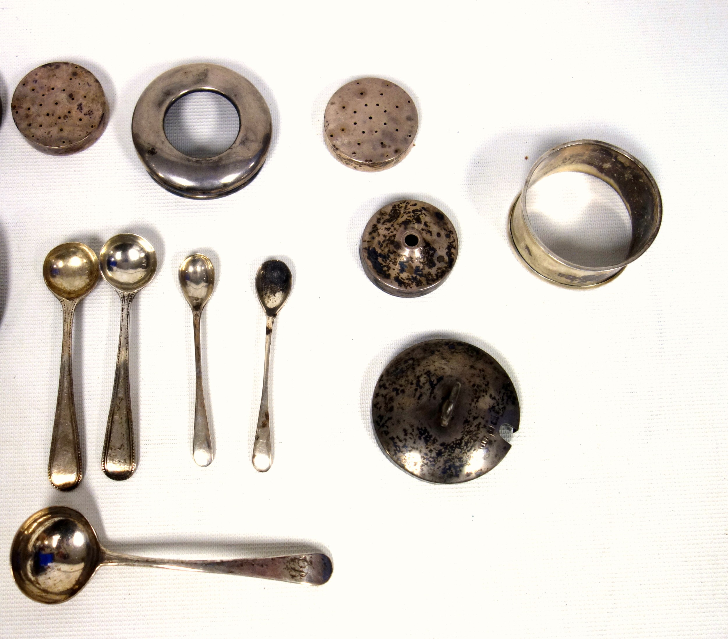 5 silver salt spoons, 5 coffee spoons, napkin ring, 5 condiment covers and a hair tidy cover, 158g - Image 3 of 3