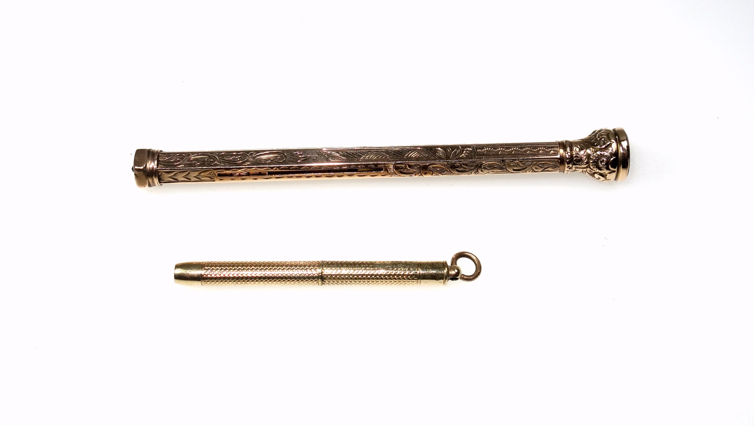 Early 20th Century 9ct gold hexagonal propelling pencil with chased foliate and scroll decoration - Image 2 of 5