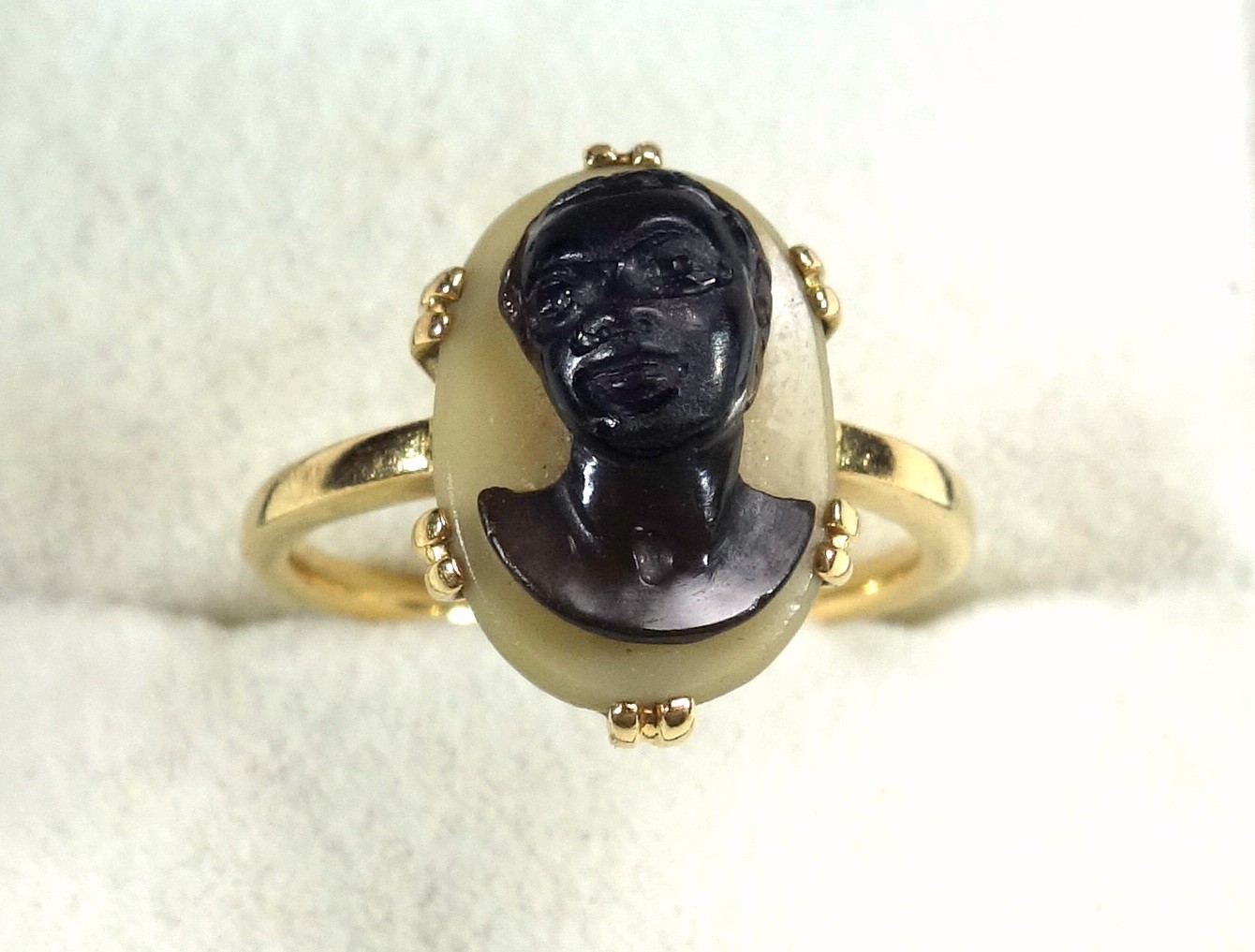 (Amended description) Blackamoor cameo ring, Foreign yellow metal ring set emerald flanked by 2 diam - Bild 2 aus 8