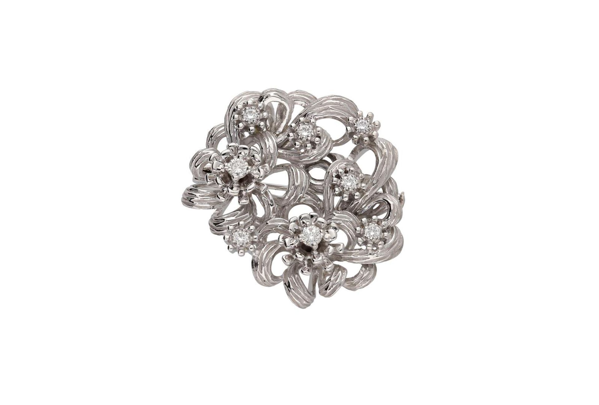 An 18-kt. white gold infinity knot brooch, set with eight brilliant cut diamonds, in total ca. 0.8 c - Image 4 of 4
