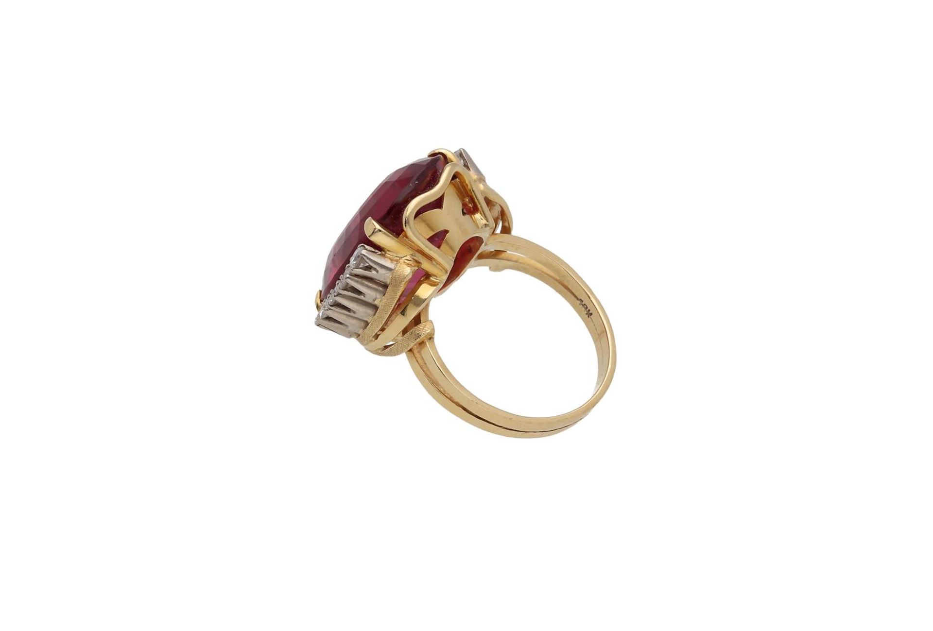 A vintage 14-kt gold ring, set with a modified step cut rubelite, of approx. 18.1 ct. and ten brilli - Bild 2 aus 4