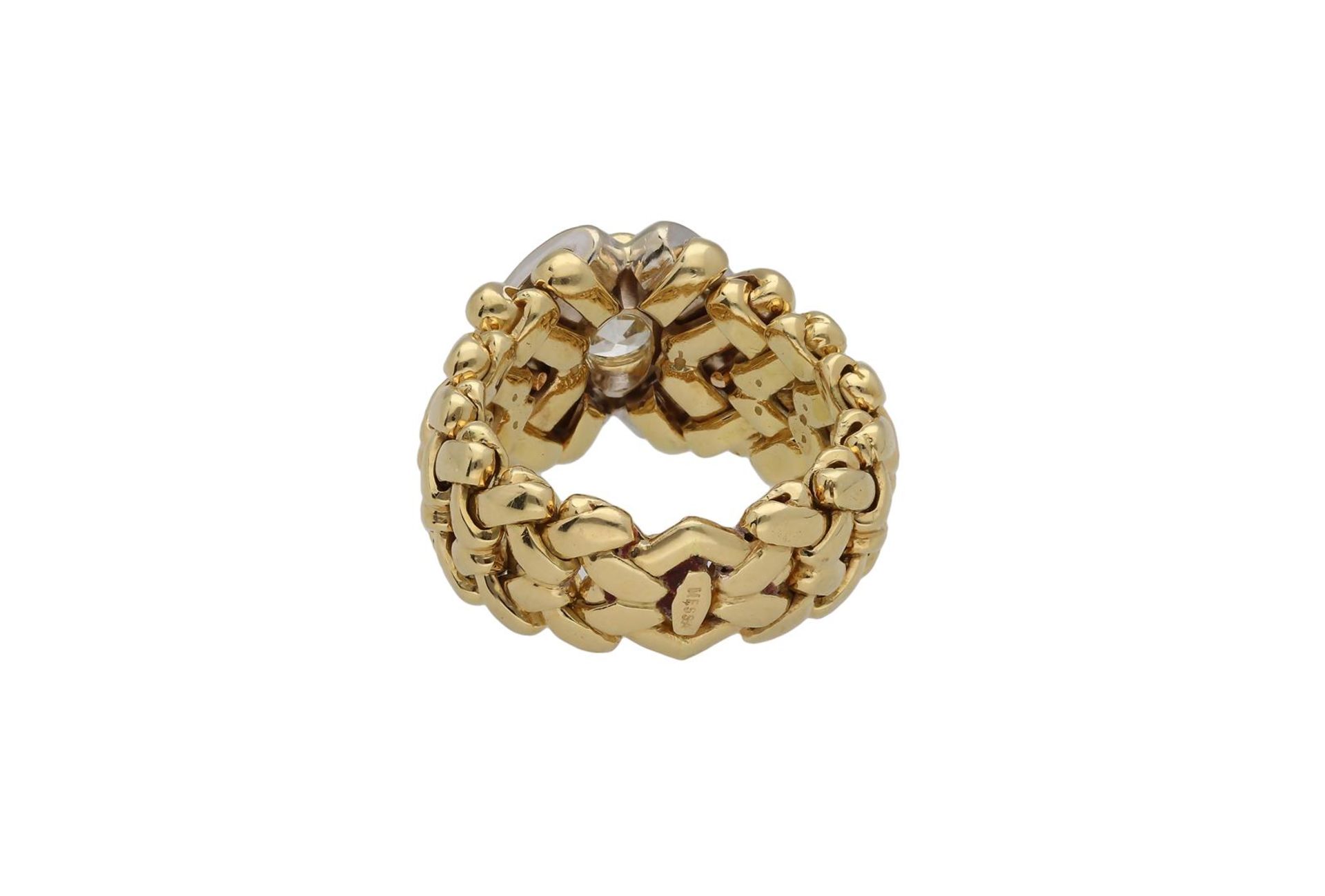 A 18-kt gold Cuban link ring, makers mark, Brev. 24PD, Vittorio Cesca, set with a european transitio - Image 2 of 4