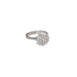 A 18-kt white gold cluster ring, in total approx. 1,95 ct., G-H, vs-vvs
Size: 52 Total weight: 4,7 g