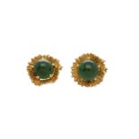 A pair of 18-kt gold earclips, set with nephrite jade cabochon of approx 11.3 mm. D: 1.9 cm. Total