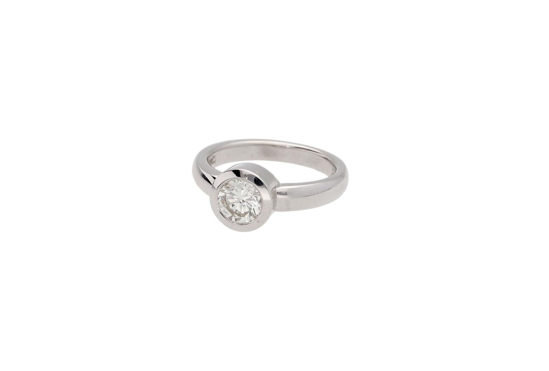 An 18-kt white gold solitaire ring, set with a brilliant cut diamond, of approx. 1.0 ct., colour H,
