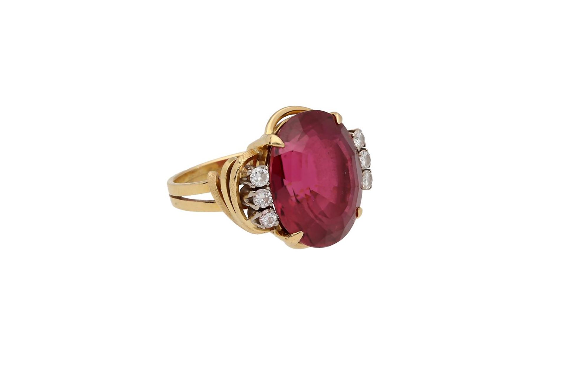 A vintage 18-kt gold ring, set with an oval cut rubelite, of approx. 15.49 ct., and six brilliant cu - Bild 2 aus 4