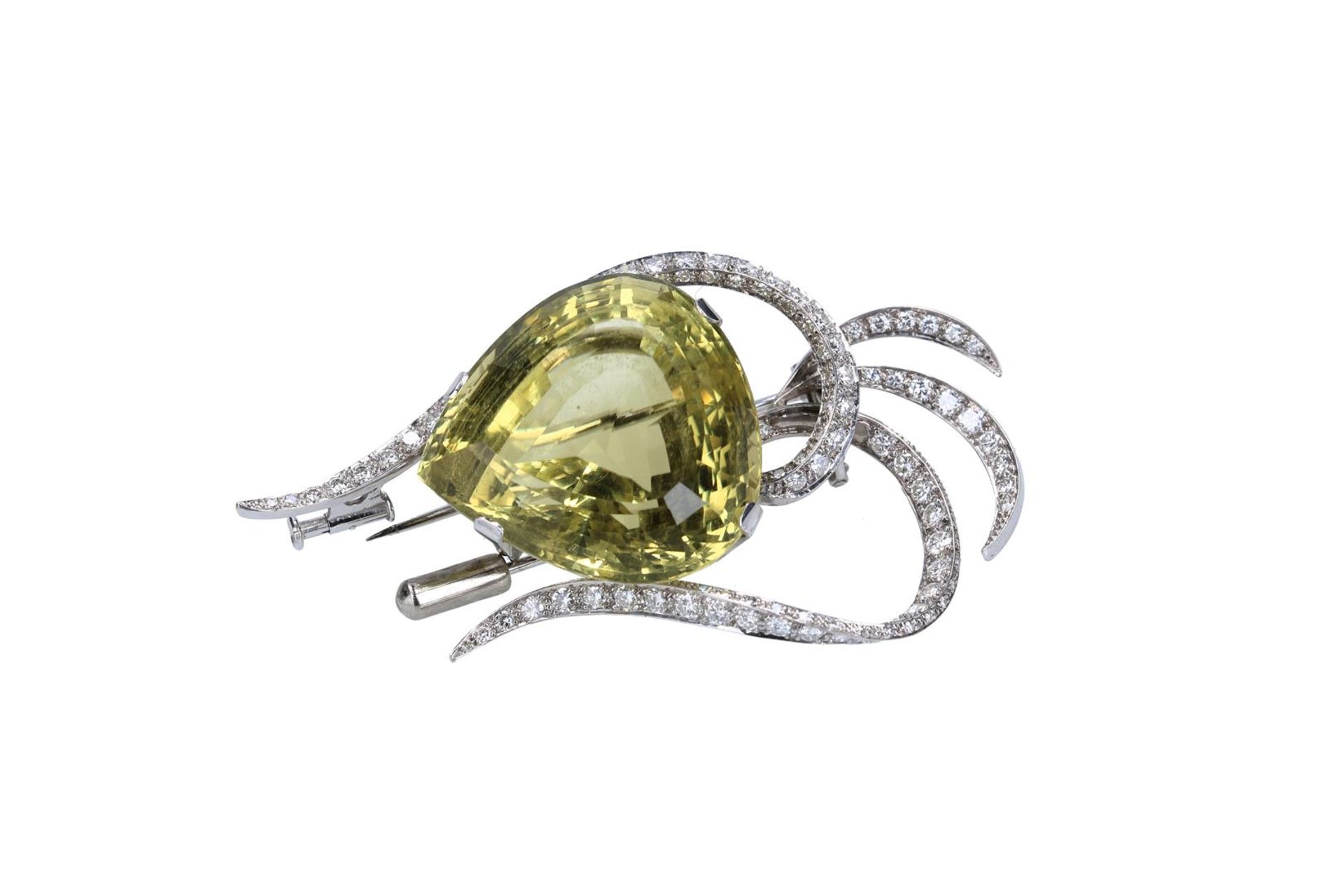 An 18-kt white gold brooch, set with a lemon citrin, of approx. 62 ct., surrounded by single and bri - Bild 2 aus 5