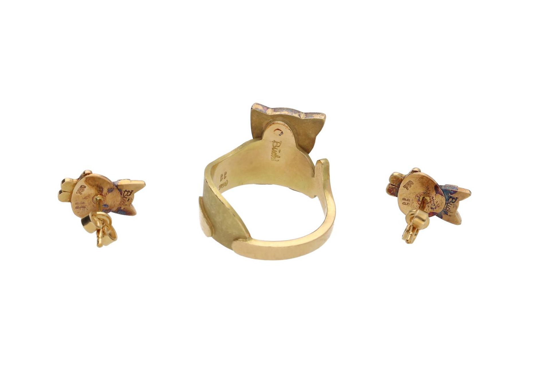 An 18-kt gold 'cat' demi parure, consisiting of a pair of ear studs, and a ring.  Size: 57. Total we - Image 2 of 3