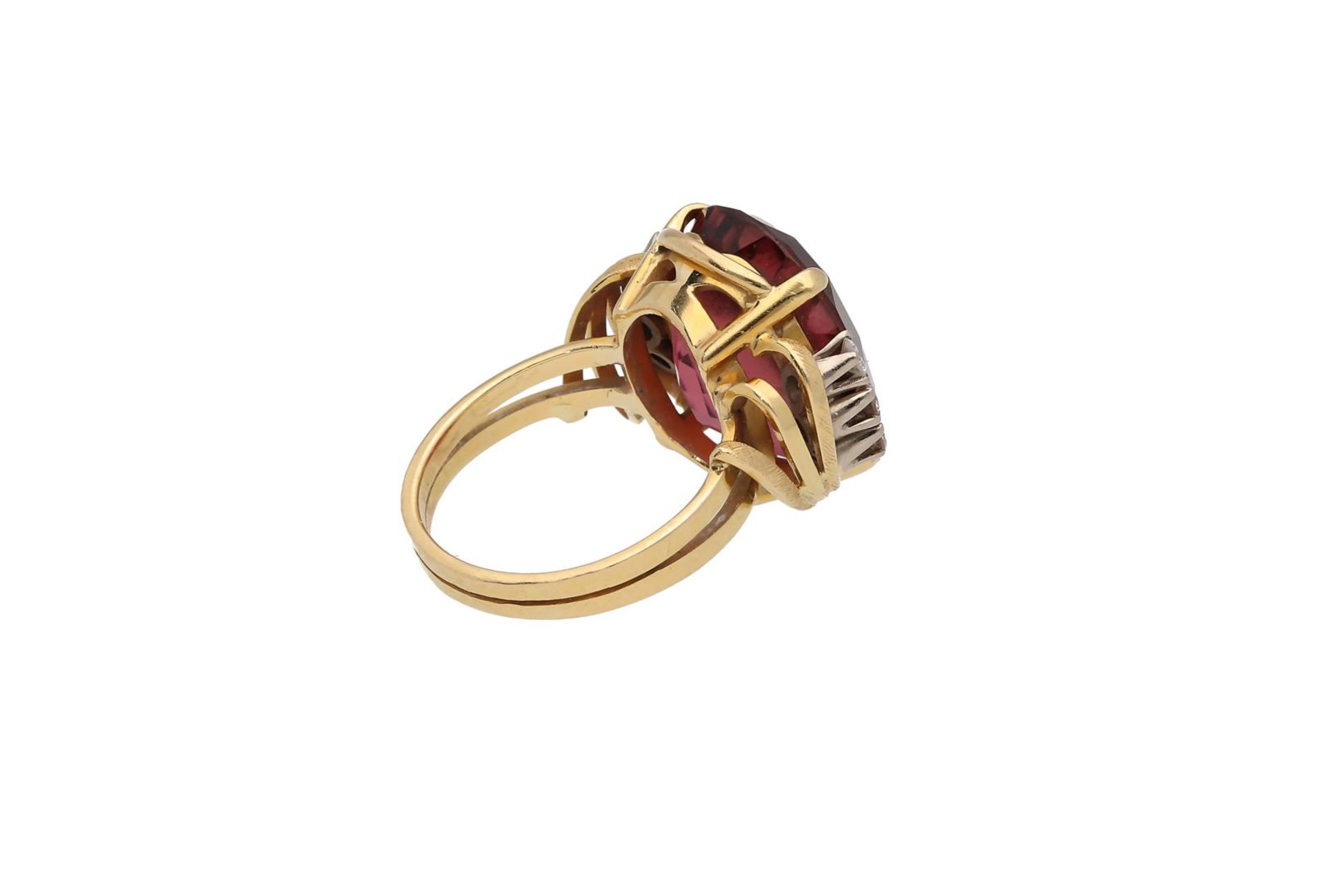 A vintage 18-kt gold ring, set with an oval cut rubelite, of approx. 15.49 ct., and six brilliant cu - Bild 3 aus 4