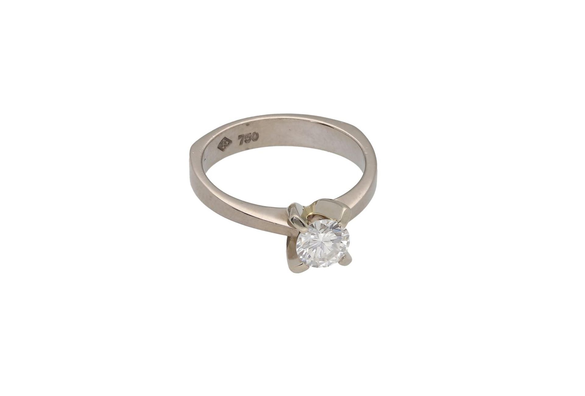 An 14-kt white gold solitaire ring, set with a brilliant cut diamond of approx. 0.6 ct., colour H-I,