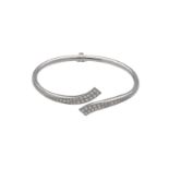 A 18-kt white gold hinged bracelet, set with brilliant cut diamonds, in total approx. 1.6 ct., F-G,