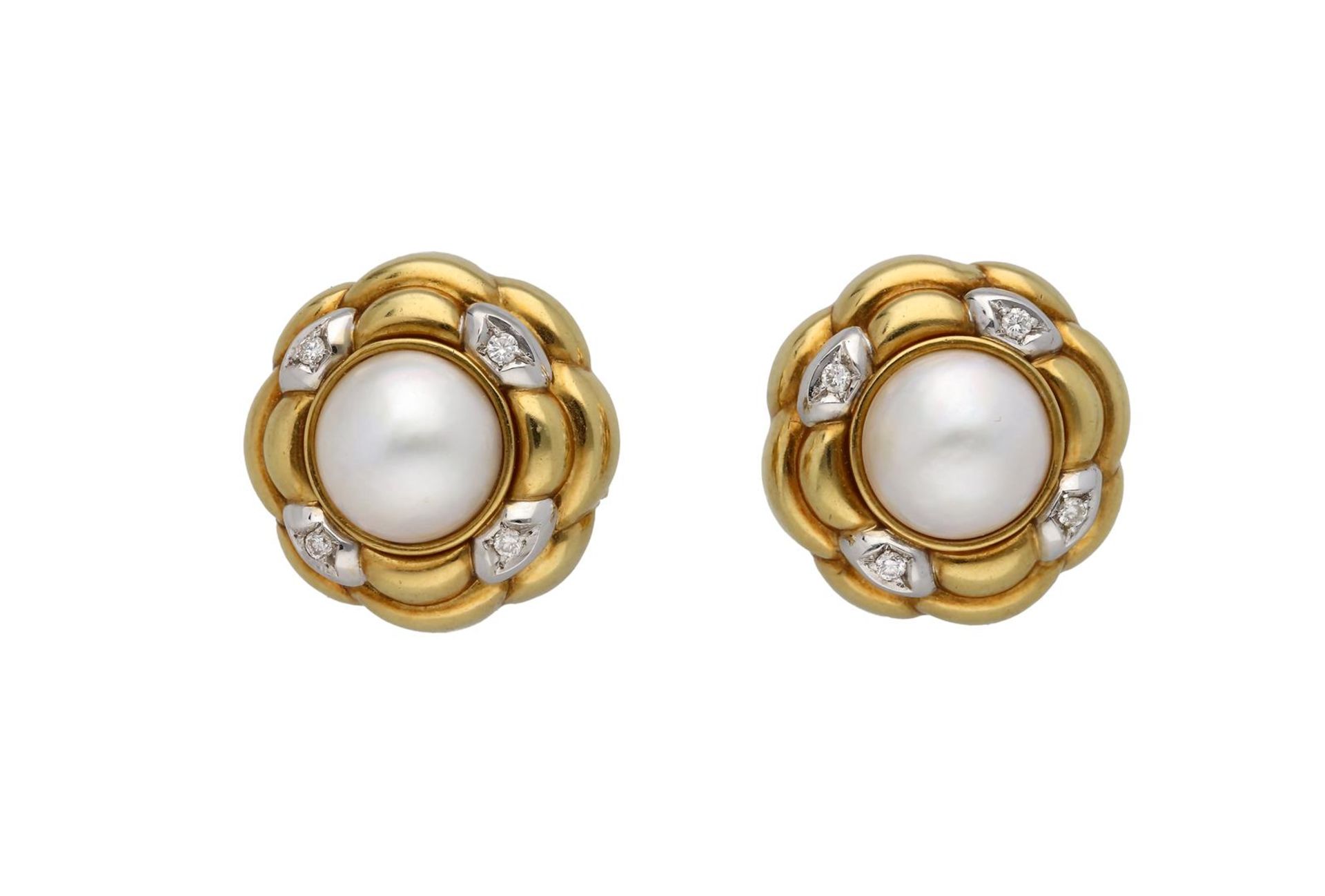 Carl Bucherer, a pair of 18-kt gold earclips, set with a central mabé pearl with a diameter of appro