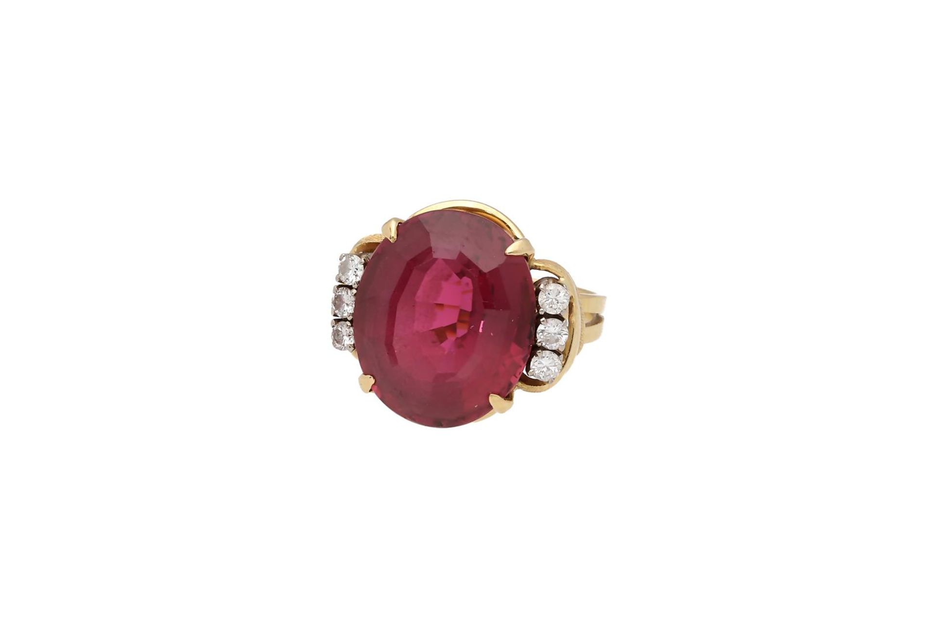 A vintage 18-kt gold ring, set with an oval cut rubelite, of approx. 15.49 ct., and six brilliant cu - Bild 4 aus 4