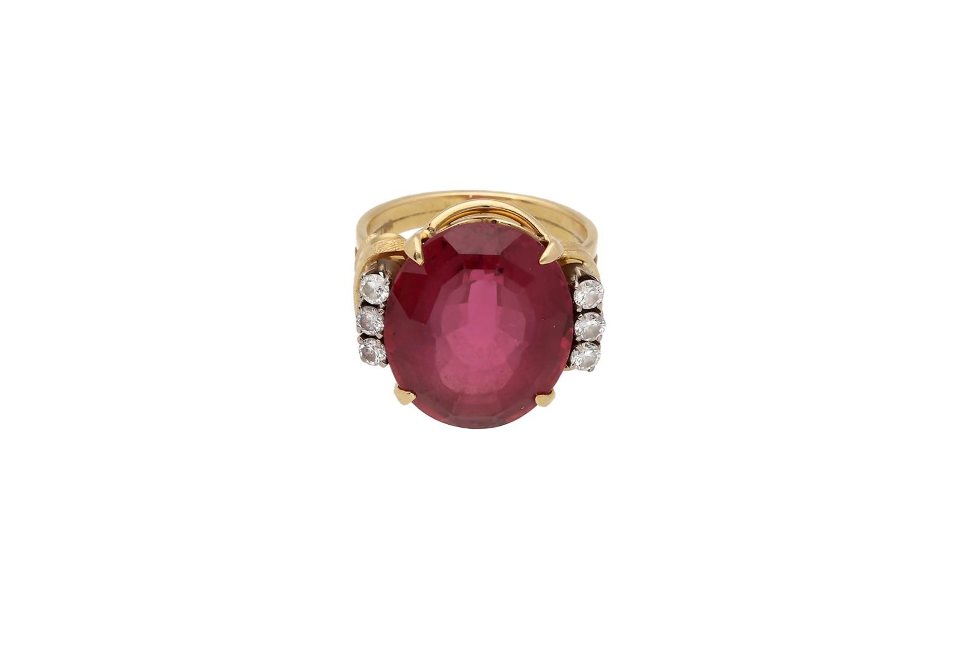 A vintage 18-kt gold ring, set with an oval cut rubelite, of approx. 15.49 ct., and six brilliant cu