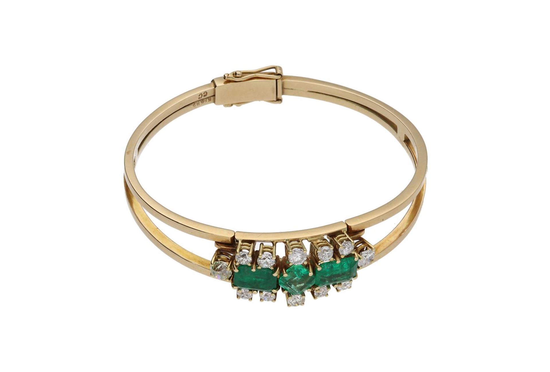 A 14-kt gold hinged bracelet set with emeralds, in total approx. 3.9 ct. and old european and transi