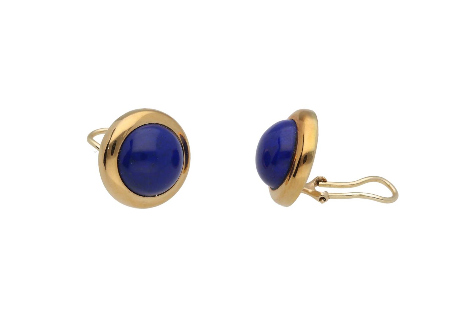 A pair of 14-kt. gold earclips, set with lapis lazuli cabochons.
D: 1.7 cm. Total weight:  7.1 g. - Bild 2 aus 3