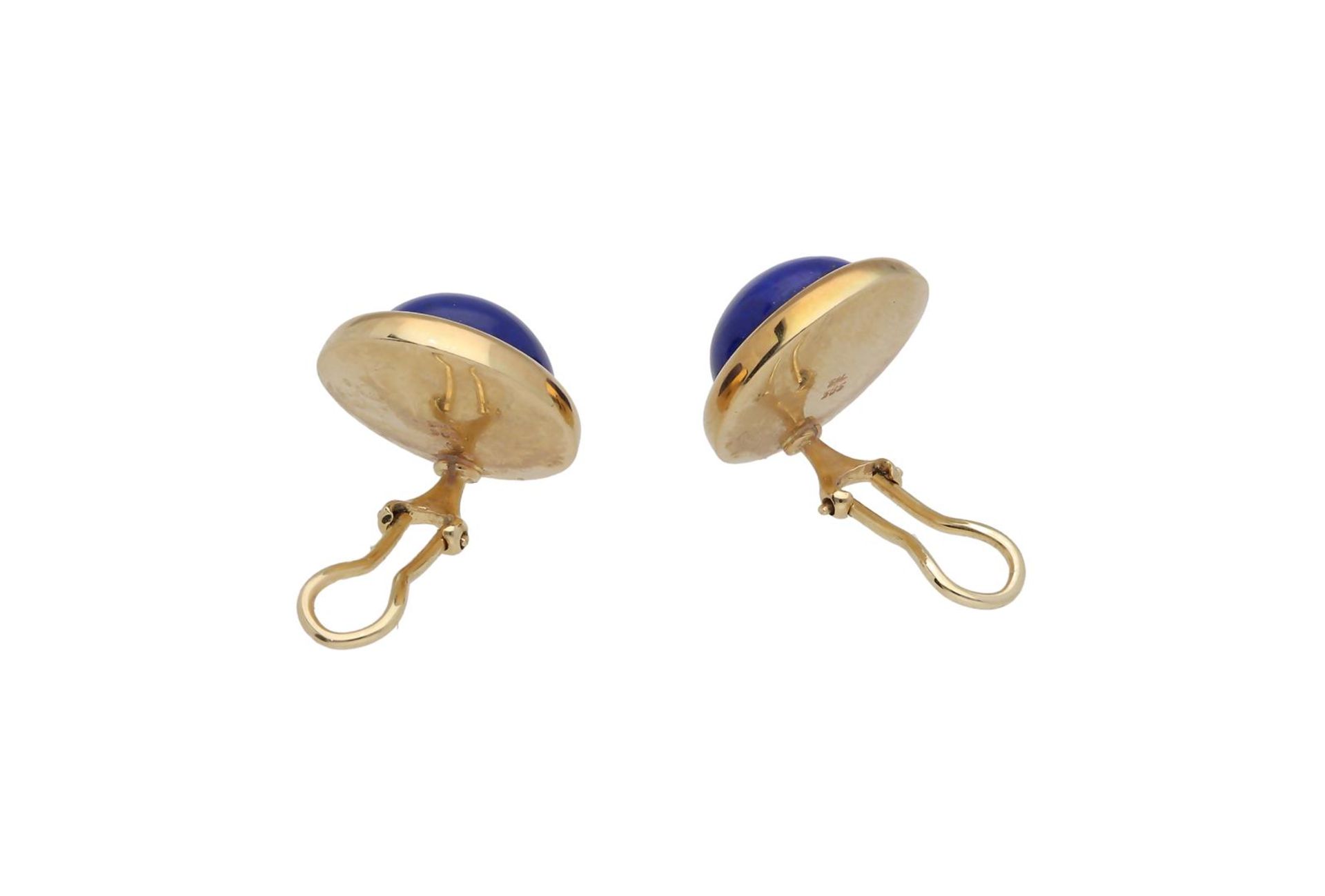 A pair of 14-kt. gold earclips, set with lapis lazuli cabochons.
D: 1.7 cm. Total weight:  7.1 g. - Bild 3 aus 3