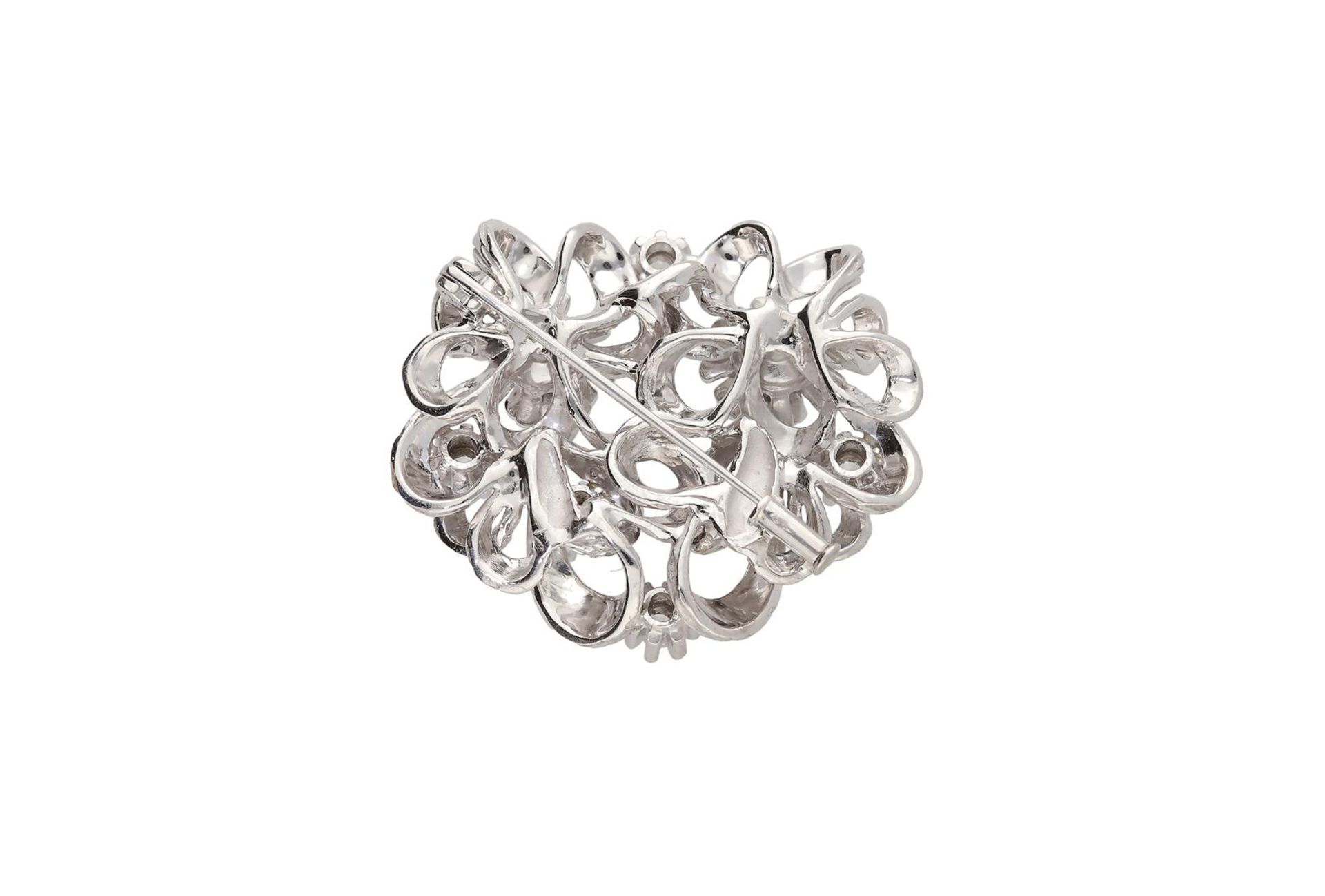 An 18-kt. white gold infinity knot brooch, set with eight brilliant cut diamonds, in total ca. 0.8 c - Image 3 of 4