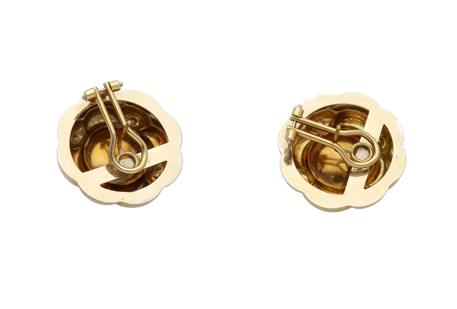 Carl Bucherer, a pair of 18-kt gold earclips, set with a central mabé pearl with a diameter of appro - Bild 3 aus 3