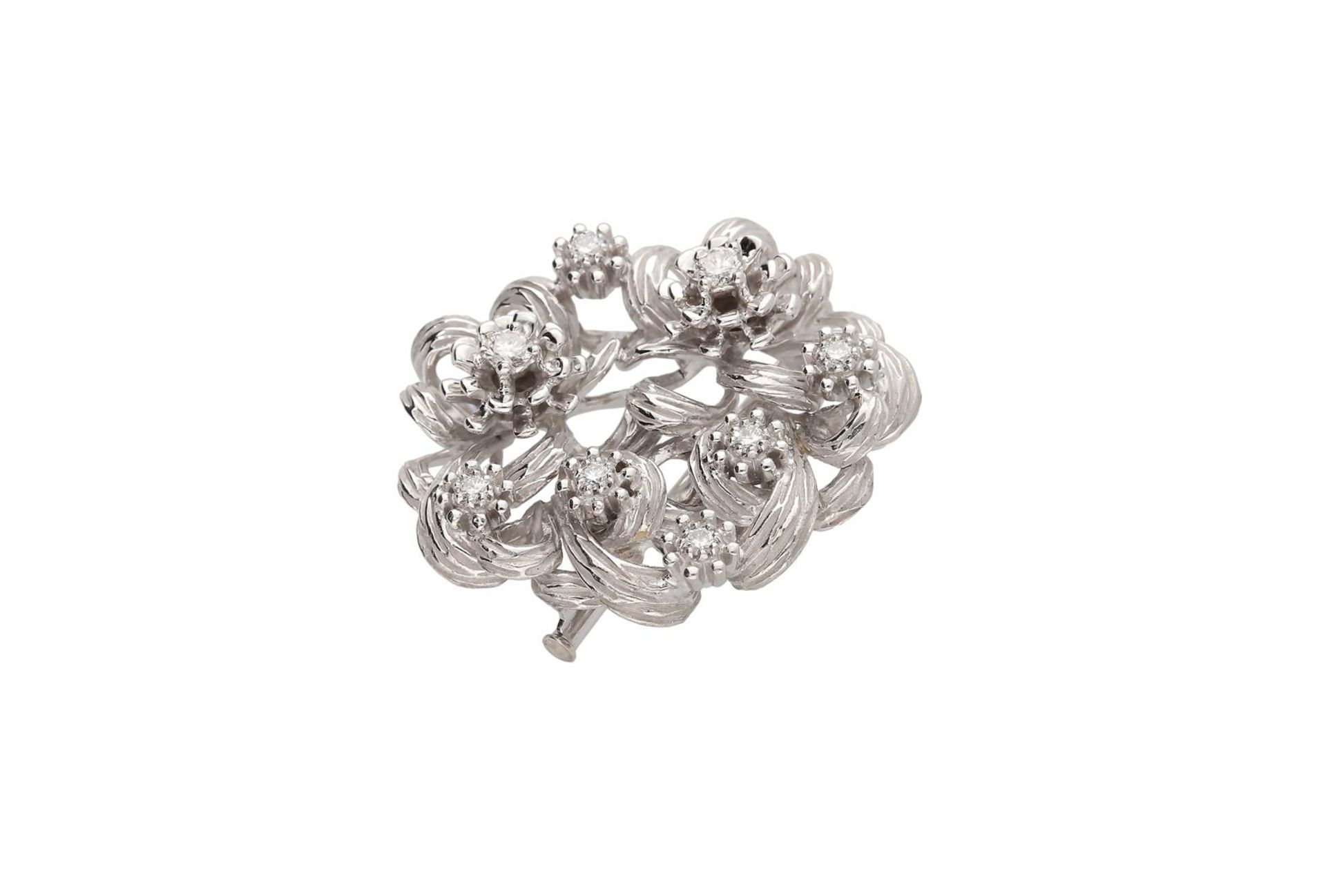 An 18-kt. white gold infinity knot brooch, set with eight brilliant cut diamonds, in total ca. 0.8 c - Image 2 of 4