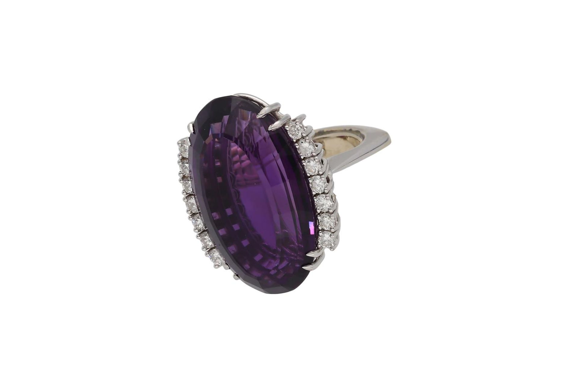 A 18-kt white gold ring, set with an oval cut amethyst of approx. 28,97 ct. flanked by brilliant cut - Image 4 of 4
