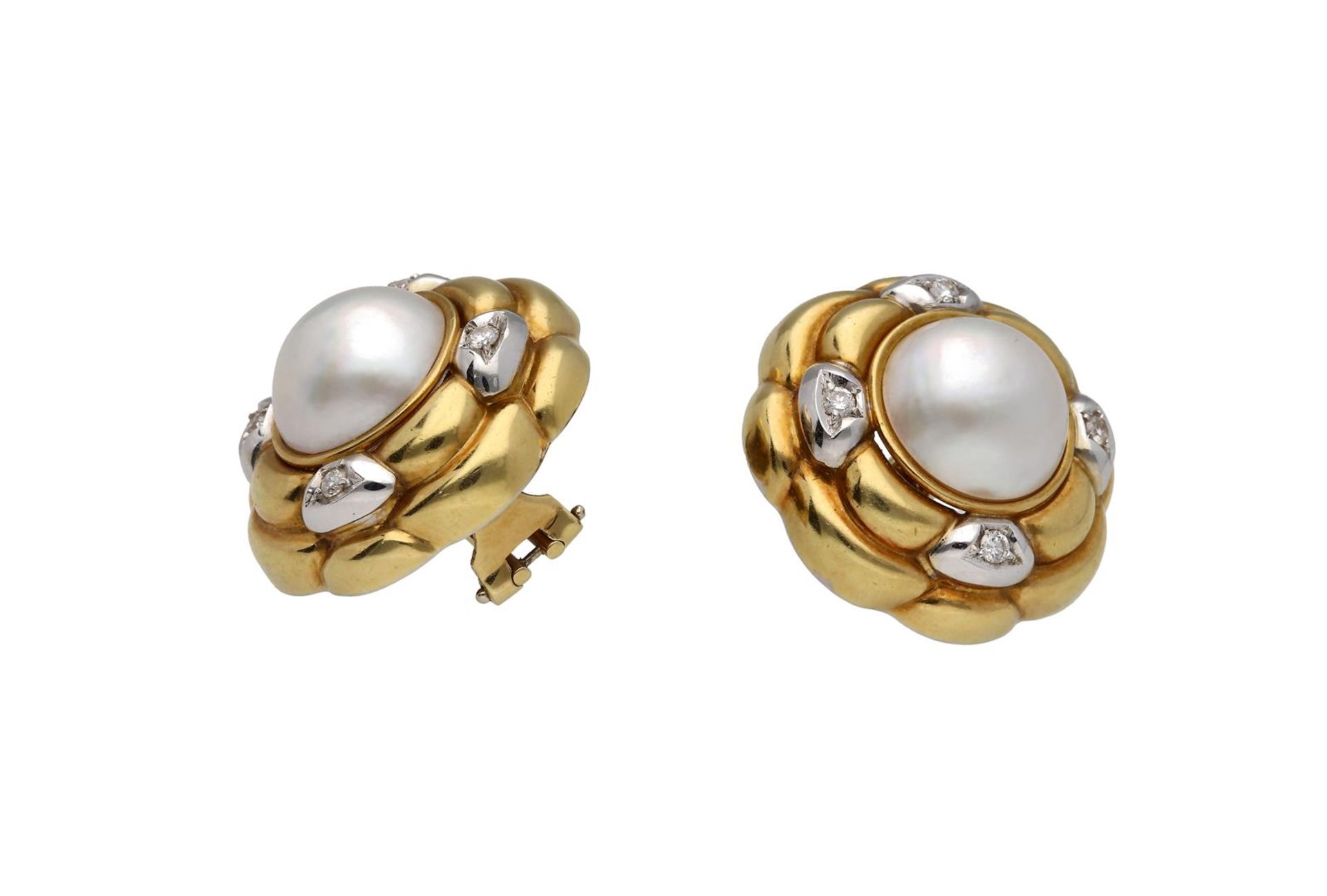 Carl Bucherer, a pair of 18-kt gold earclips, set with a central mabé pearl with a diameter of appro - Bild 2 aus 3