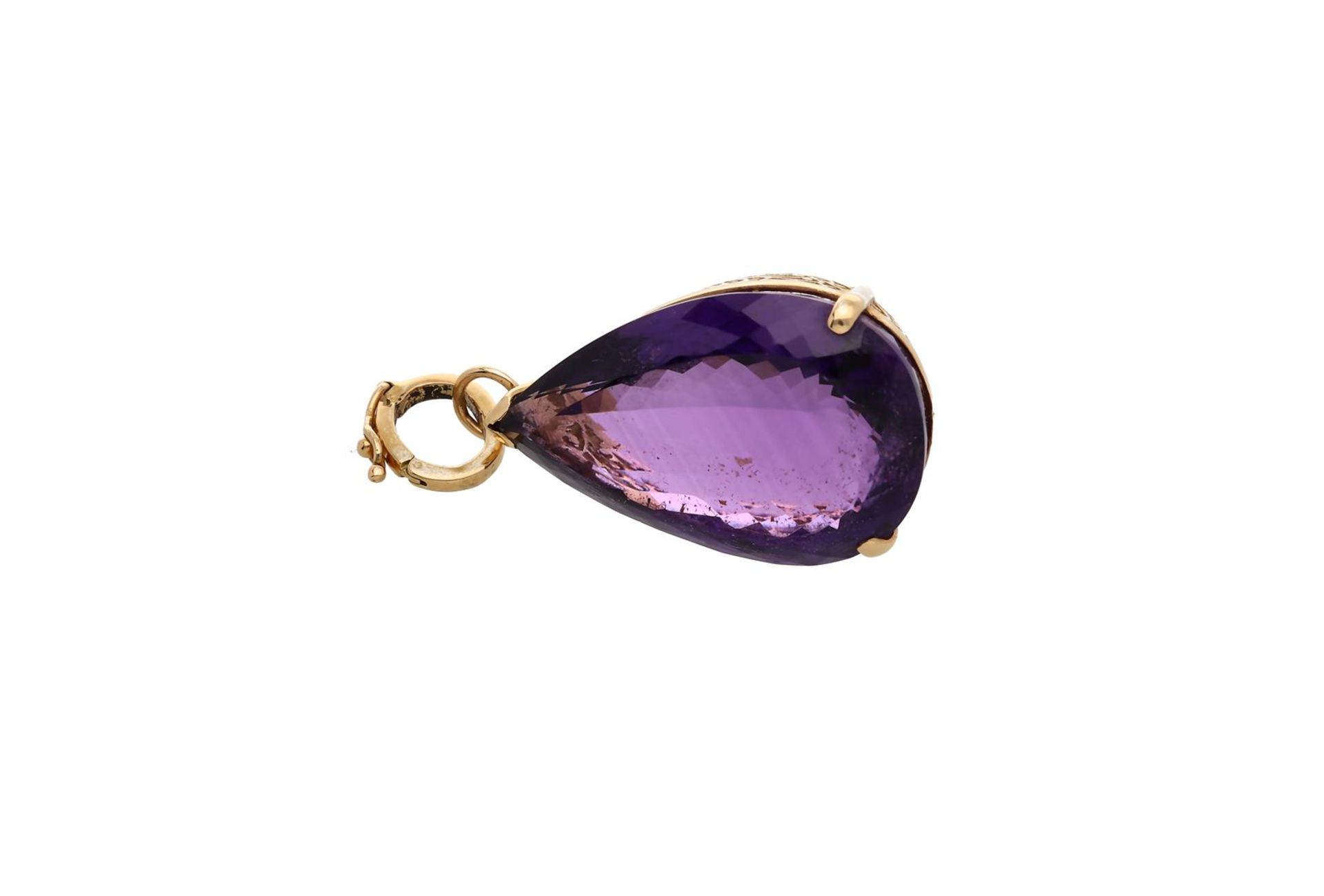 An 18-kt gold galerie ajour pendant, set with a pear cut amethyst of approx. 26.47 ct. H: 4.5 cm. To - Image 2 of 3